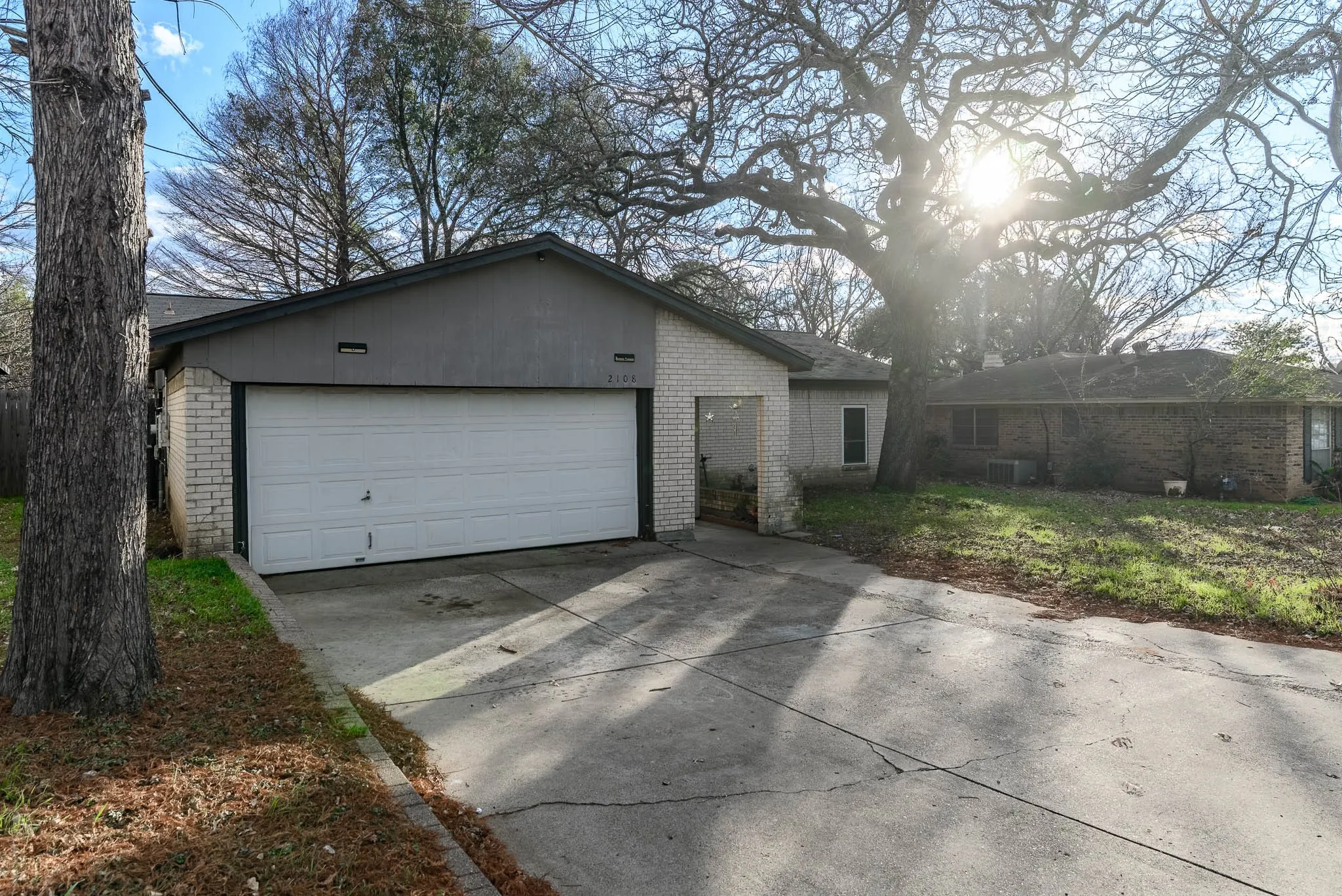 Single Family Residence For Sale in Tarrant County , 2108 Warwick Drive, Arlington, Texas 76015, 3 Bedroom, 2 Bathroom, 1 Garage spaces, 1,592 Sqft, built in 1973, Preowned, mls#21140916, Real Estate Agent in Arlington, Homes For Sale in Tarrant county, Homes For Sale in Arlington, Realtor in Arlington Texas, Real Estate Brokerage Independent Realty Texas, Luminita Cordes Realtor