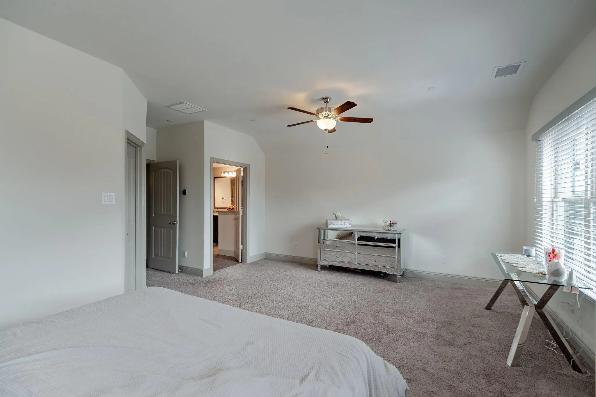 Townhouse For Sale in Collin County , 1224 Wiltshire Drive, Allen, Texas 75013, 3 Bedroom, 3 Bathroom, 2 Garage spaces, 2,262 Sqft, built in 2017, Preowned, mls#21153381, Real Estate Agent in Allen, Homes For Sale in Collin county, Homes For Sale in Allen, Realtor in Allen Texas, Real Estate Brokerage Independent Realty Texas, Luminita Cordes Realtor