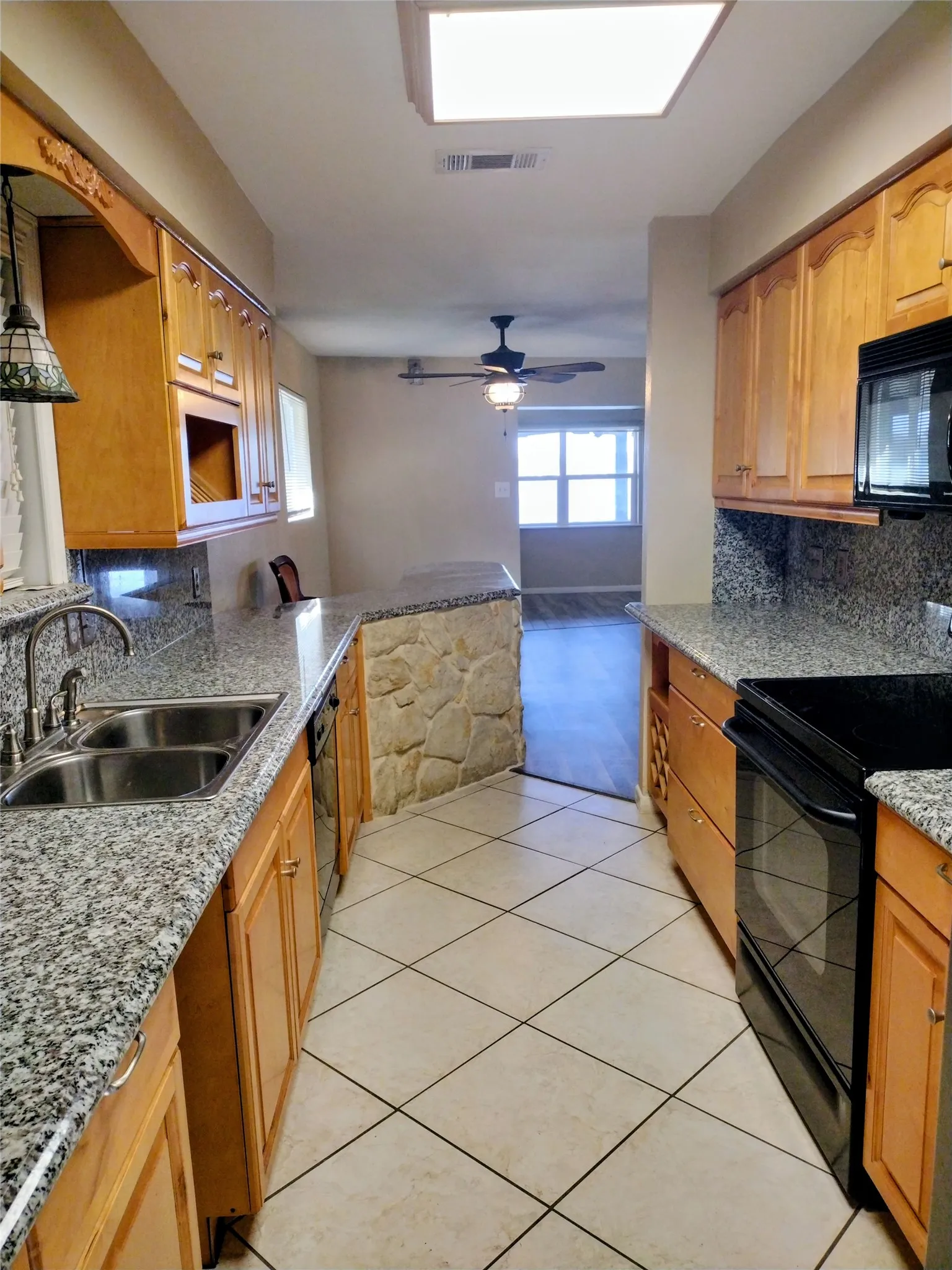 Single Family Residence For Sale in Henderson County , 201 N Oak Acres Drive N, Malakoff, Texas 75148, 3 Bedroom, 4 Bathroom, Garage spaces, 1,996 Sqft, built in 1979, Price $675,000, mls#21152330, Real Estate Agent in Malakoff, Homes For Sale in Henderson county, Homes For Sale in Malakoff, Realtor in Malakoff Texas, Real Estate Brokerage Independent Realty Texas, Luminita Cordes Realtor