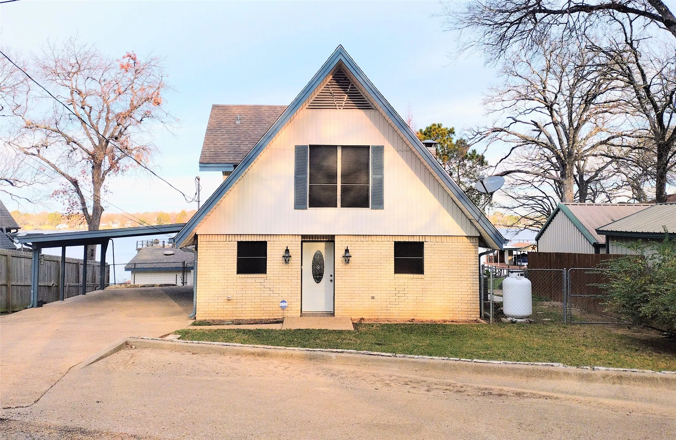 Single Family Residence For Sale in Henderson County , 201 N Oak Acres Drive N, Malakoff, Texas 75148, 3 Bedroom, 4 Bathroom, Garage spaces, 1,996 Sqft, built in 1979, Price $675,000, mls#21152330, Real Estate Agent in Malakoff, Homes For Sale in Henderson county, Homes For Sale in Malakoff, Realtor in Malakoff Texas, Real Estate Brokerage Independent Realty Texas, Luminita Cordes Realtor