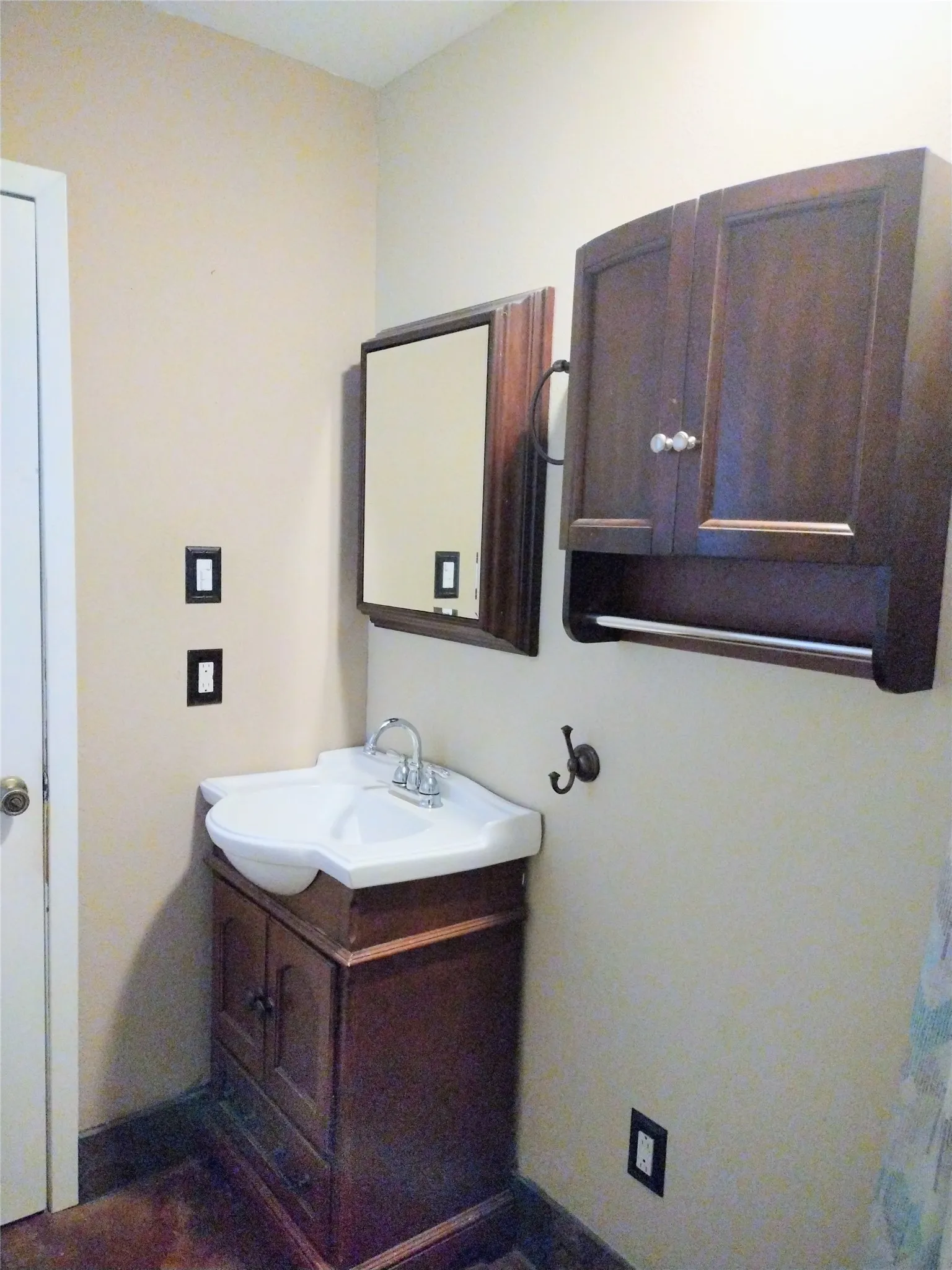 Ensuite bathroom with vanity