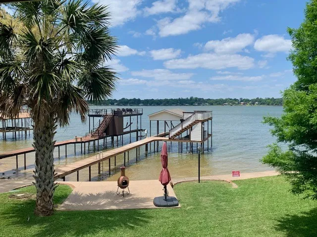 Single Family Residence For Sale in Henderson County , 201 N Oak Acres Drive N, Malakoff, Texas 75148, 3 Bedroom, 4 Bathroom, Garage spaces, 1,996 Sqft, built in 1979, Price $675,000, mls#21152330, Real Estate Agent in Malakoff, Homes For Sale in Henderson county, Homes For Sale in Malakoff, Realtor in Malakoff Texas, Real Estate Brokerage Independent Realty Texas, Luminita Cordes Realtor