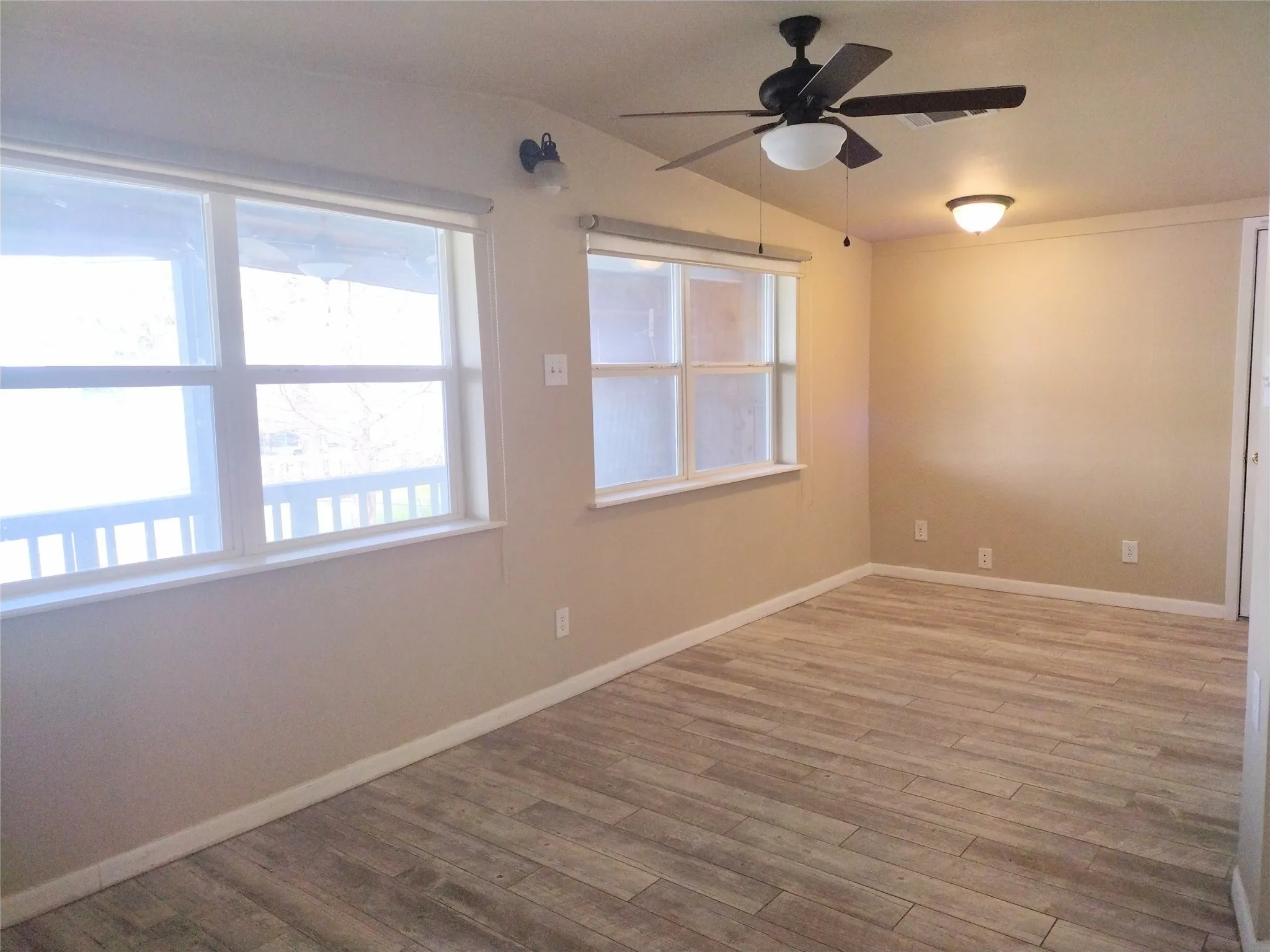 Single Family Residence For Sale in Henderson County , 201 N Oak Acres Drive N, Malakoff, Texas 75148, 3 Bedroom, 4 Bathroom, Garage spaces, 1,996 Sqft, built in 1979, Price $675,000, mls#21152330, Real Estate Agent in Malakoff, Homes For Sale in Henderson county, Homes For Sale in Malakoff, Realtor in Malakoff Texas, Real Estate Brokerage Independent Realty Texas, Luminita Cordes Realtor