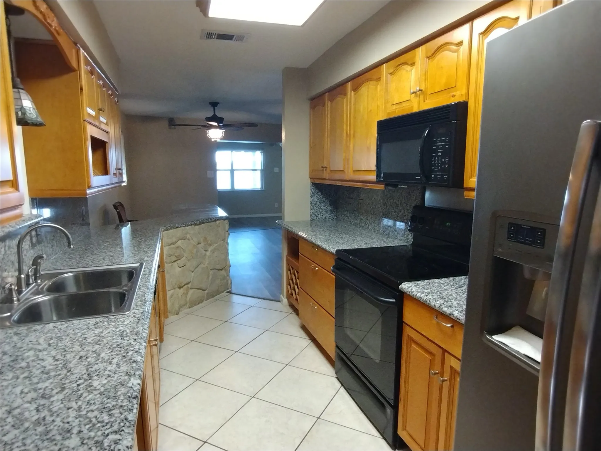 Single Family Residence For Sale in Henderson County , 201 N Oak Acres Drive N, Malakoff, Texas 75148, 3 Bedroom, 4 Bathroom, Garage spaces, 1,996 Sqft, built in 1979, Price $675,000, mls#21152330, Real Estate Agent in Malakoff, Homes For Sale in Henderson county, Homes For Sale in Malakoff, Realtor in Malakoff Texas, Real Estate Brokerage Independent Realty Texas, Luminita Cordes Realtor