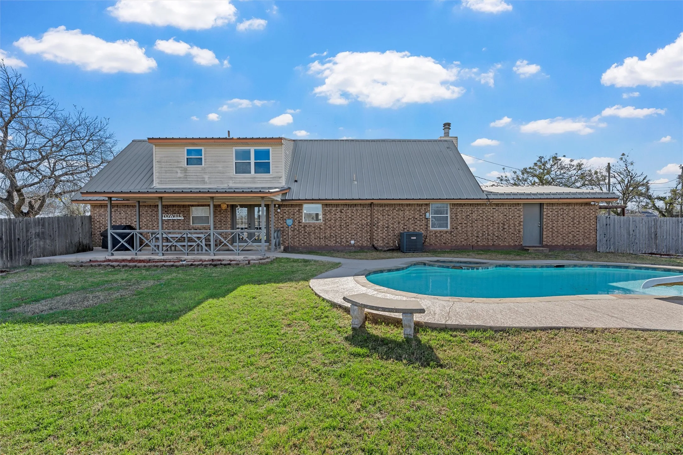 Single Family Residence For Sale in Mc Lennan County , 398 Bluebonnett Lane, Lorena, Texas 76655, 4 Bedroom, 2 Bathroom, 1 Garage spaces, 2,340 Sqft, built in 1981, mls#21153850, Real Estate Agent in Lorena, Homes For Sale in Mc Lennan county, Homes For Sale in Lorena, Realtor in Lorena Texas, Real Estate Brokerage Independent Realty Texas, Luminita Cordes Realtor