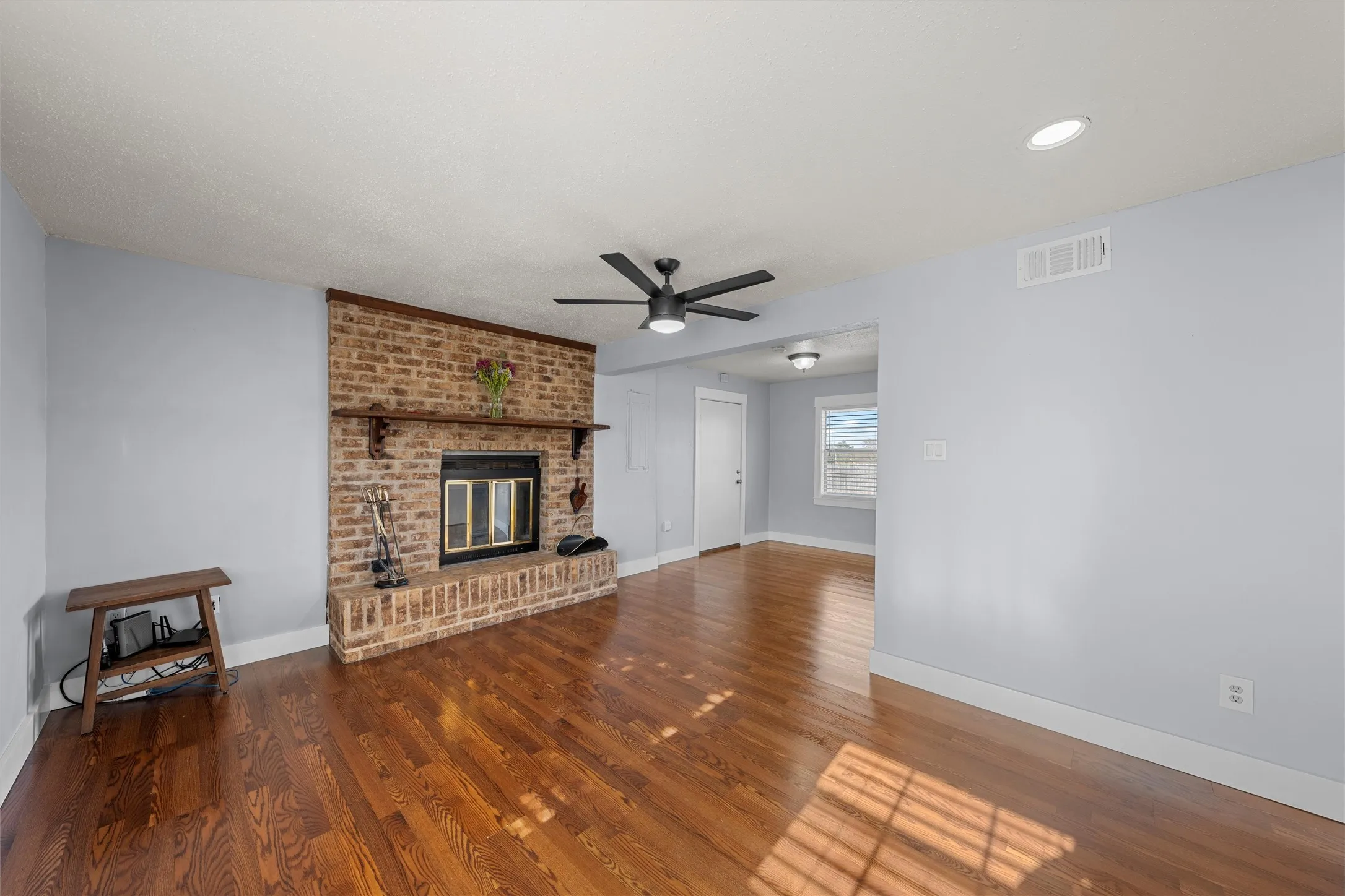 Single Family Residence For Sale in Mc Lennan County , 398 Bluebonnett Lane, Lorena, Texas 76655, 4 Bedroom, 2 Bathroom, 1 Garage spaces, 2,340 Sqft, built in 1981, mls#21153850, Real Estate Agent in Lorena, Homes For Sale in Mc Lennan county, Homes For Sale in Lorena, Realtor in Lorena Texas, Real Estate Brokerage Independent Realty Texas, Luminita Cordes Realtor