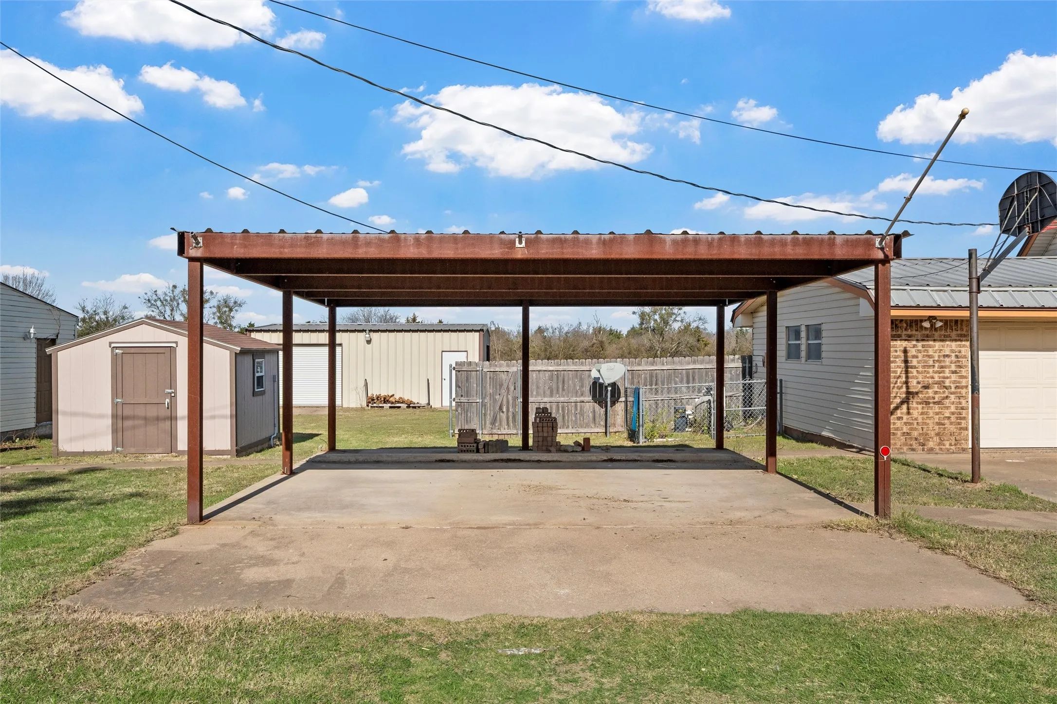 Single Family Residence For Sale in Mc Lennan County , 398 Bluebonnett Lane, Lorena, Texas 76655, 4 Bedroom, 2 Bathroom, 1 Garage spaces, 2,340 Sqft, built in 1981, mls#21153850, Real Estate Agent in Lorena, Homes For Sale in Mc Lennan county, Homes For Sale in Lorena, Realtor in Lorena Texas, Real Estate Brokerage Independent Realty Texas, Luminita Cordes Realtor