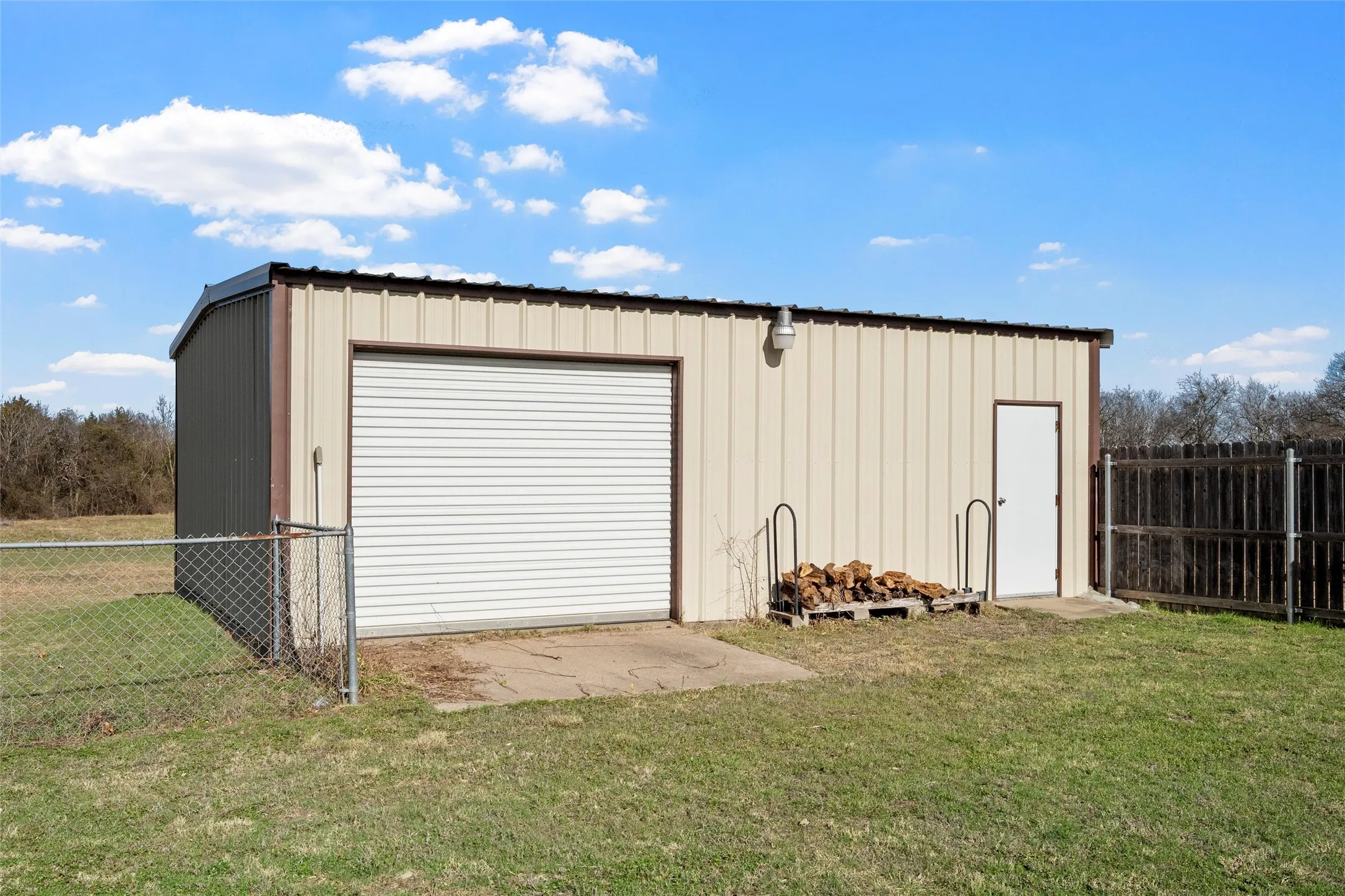 Single Family Residence For Sale in Mc Lennan County , 398 Bluebonnett Lane, Lorena, Texas 76655, 4 Bedroom, 2 Bathroom, 1 Garage spaces, 2,340 Sqft, built in 1981, mls#21153850, Real Estate Agent in Lorena, Homes For Sale in Mc Lennan county, Homes For Sale in Lorena, Realtor in Lorena Texas, Real Estate Brokerage Independent Realty Texas, Luminita Cordes Realtor