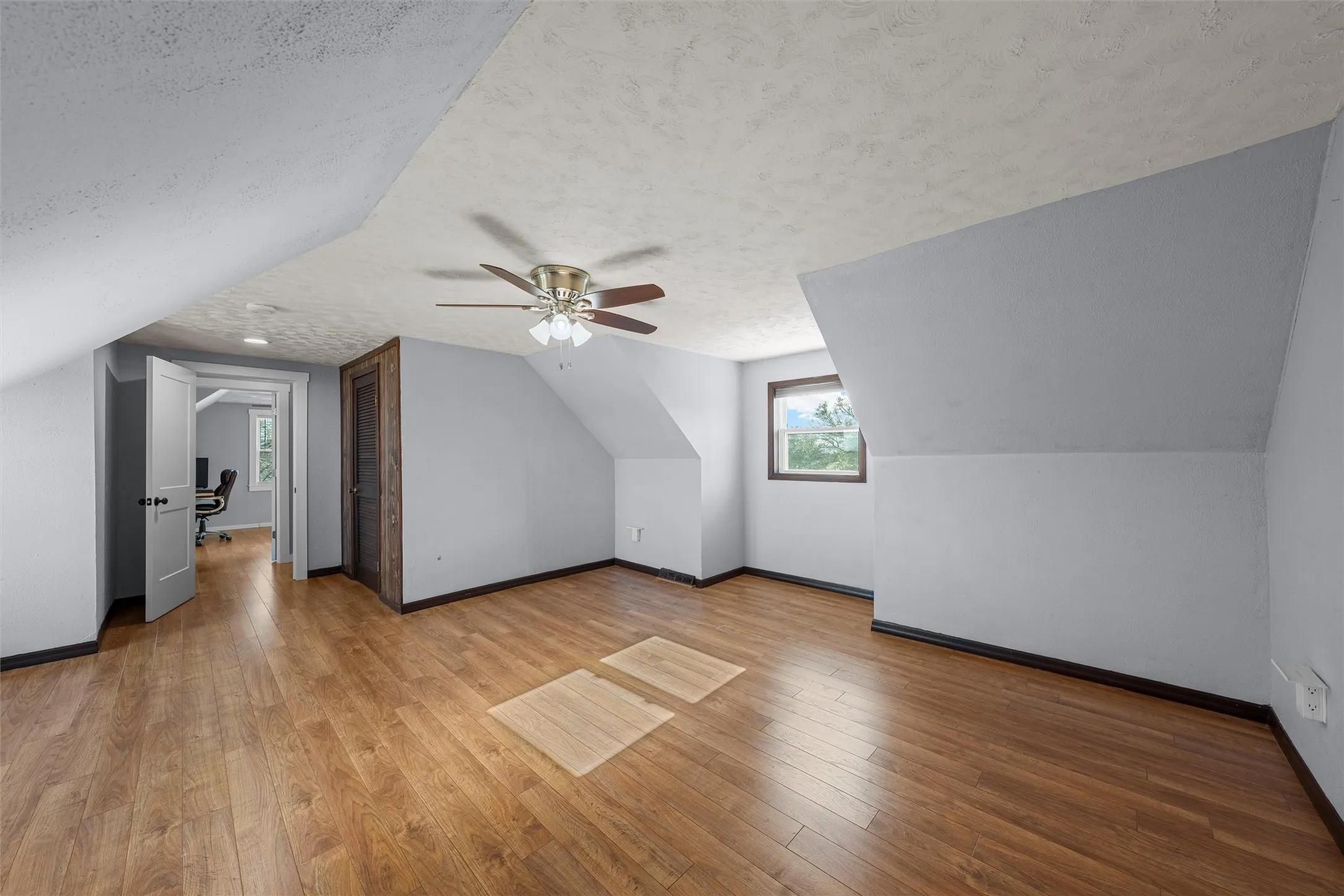 Single Family Residence For Sale in Mc Lennan County , 398 Bluebonnett Lane, Lorena, Texas 76655, 4 Bedroom, 2 Bathroom, 1 Garage spaces, 2,340 Sqft, built in 1981, mls#21153850, Real Estate Agent in Lorena, Homes For Sale in Mc Lennan county, Homes For Sale in Lorena, Realtor in Lorena Texas, Real Estate Brokerage Independent Realty Texas, Luminita Cordes Realtor