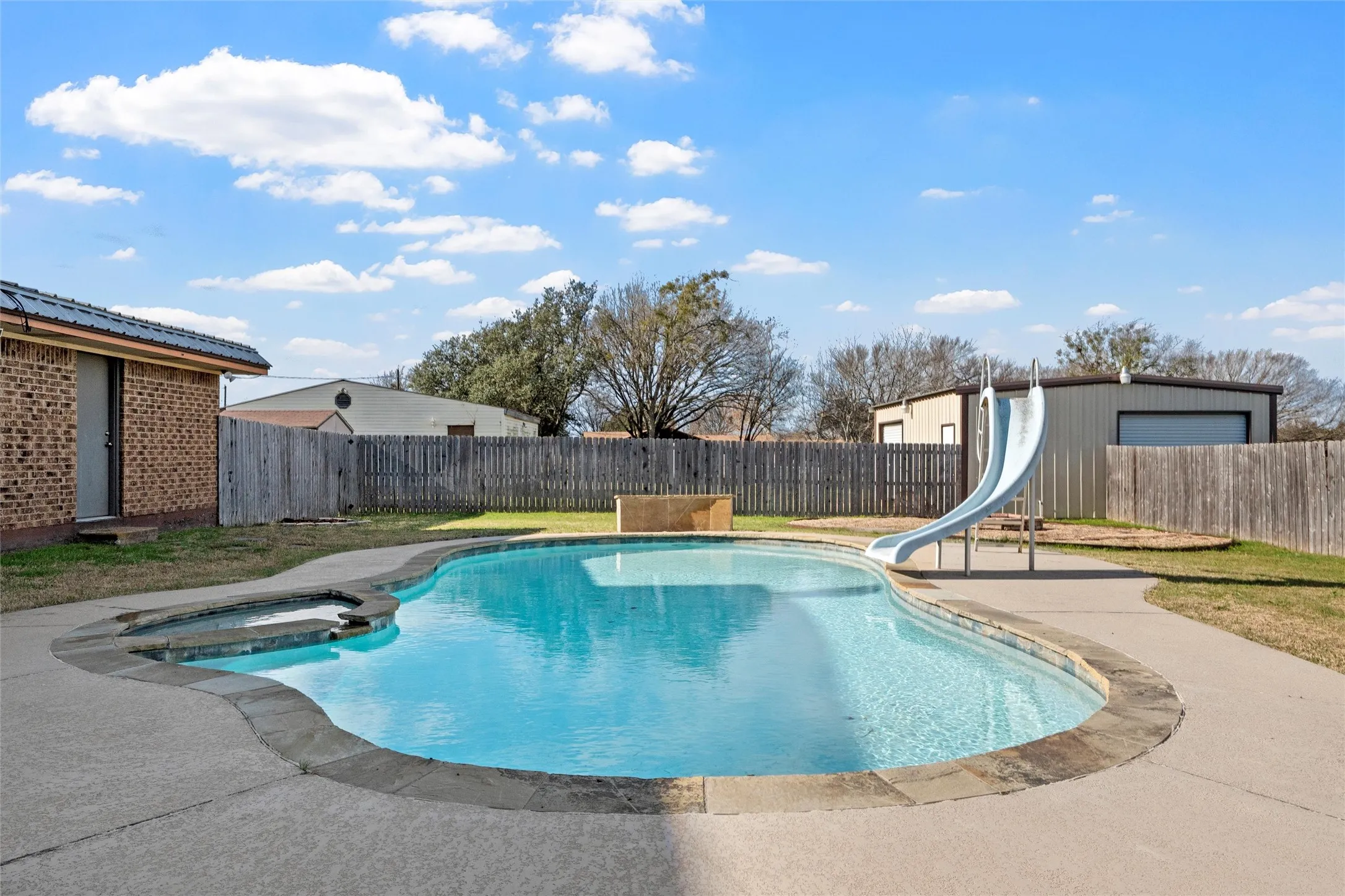 Single Family Residence For Sale in Mc Lennan County , 398 Bluebonnett Lane, Lorena, Texas 76655, 4 Bedroom, 2 Bathroom, 1 Garage spaces, 2,340 Sqft, built in 1981, mls#21153850, Real Estate Agent in Lorena, Homes For Sale in Mc Lennan county, Homes For Sale in Lorena, Realtor in Lorena Texas, Real Estate Brokerage Independent Realty Texas, Luminita Cordes Realtor