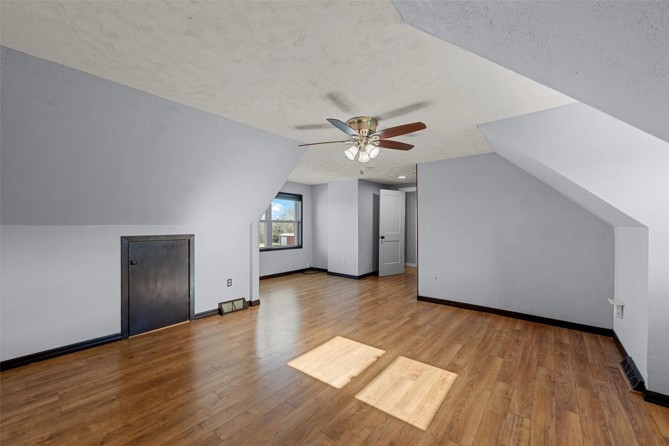 Single Family Residence For Sale in Mc Lennan County , 398 Bluebonnett Lane, Lorena, Texas 76655, 4 Bedroom, 2 Bathroom, 1 Garage spaces, 2,340 Sqft, built in 1981, mls#21153850, Real Estate Agent in Lorena, Homes For Sale in Mc Lennan county, Homes For Sale in Lorena, Realtor in Lorena Texas, Real Estate Brokerage Independent Realty Texas, Luminita Cordes Realtor