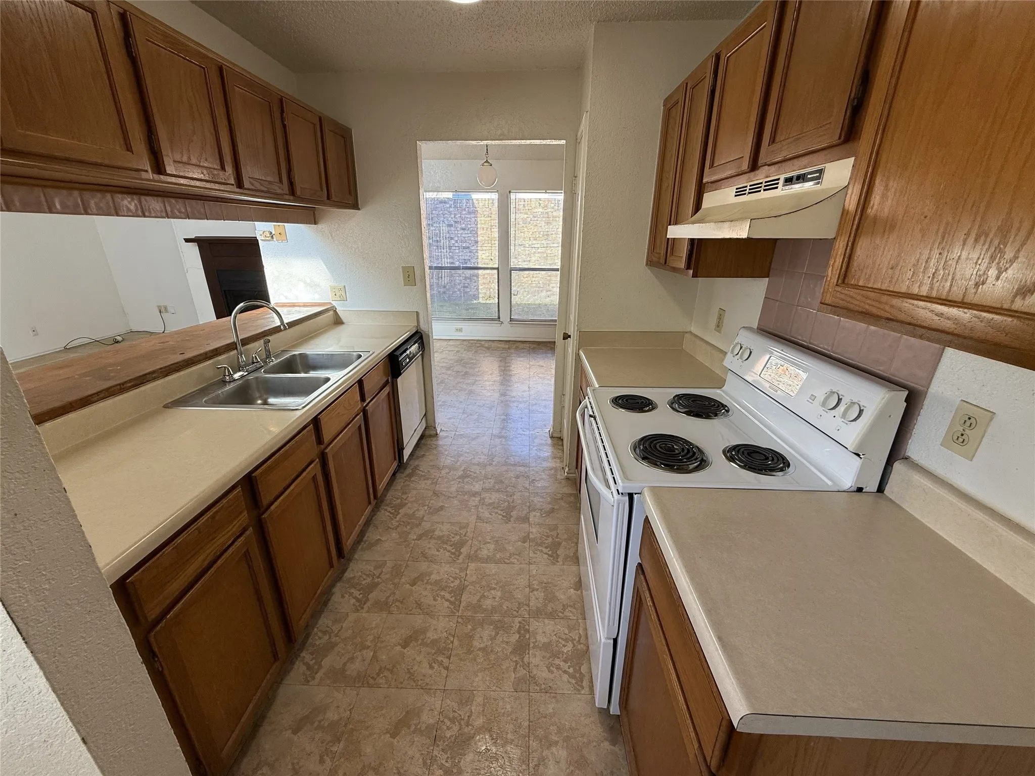 Single Family Residence For Sale in Dallas County , 1636 Lemonwood Circle, Mesquite, Texas 75149, 3 Bedroom, 2 Bathroom, 2 Garage spaces, 1,353 Sqft, built in 1982, Preowned, mls#21153881, Real Estate Agent in Mesquite, Homes For Sale in Dallas county, Homes For Sale in Mesquite, Realtor in Mesquite Texas, Real Estate Brokerage Independent Realty Texas, Luminita Cordes Realtor