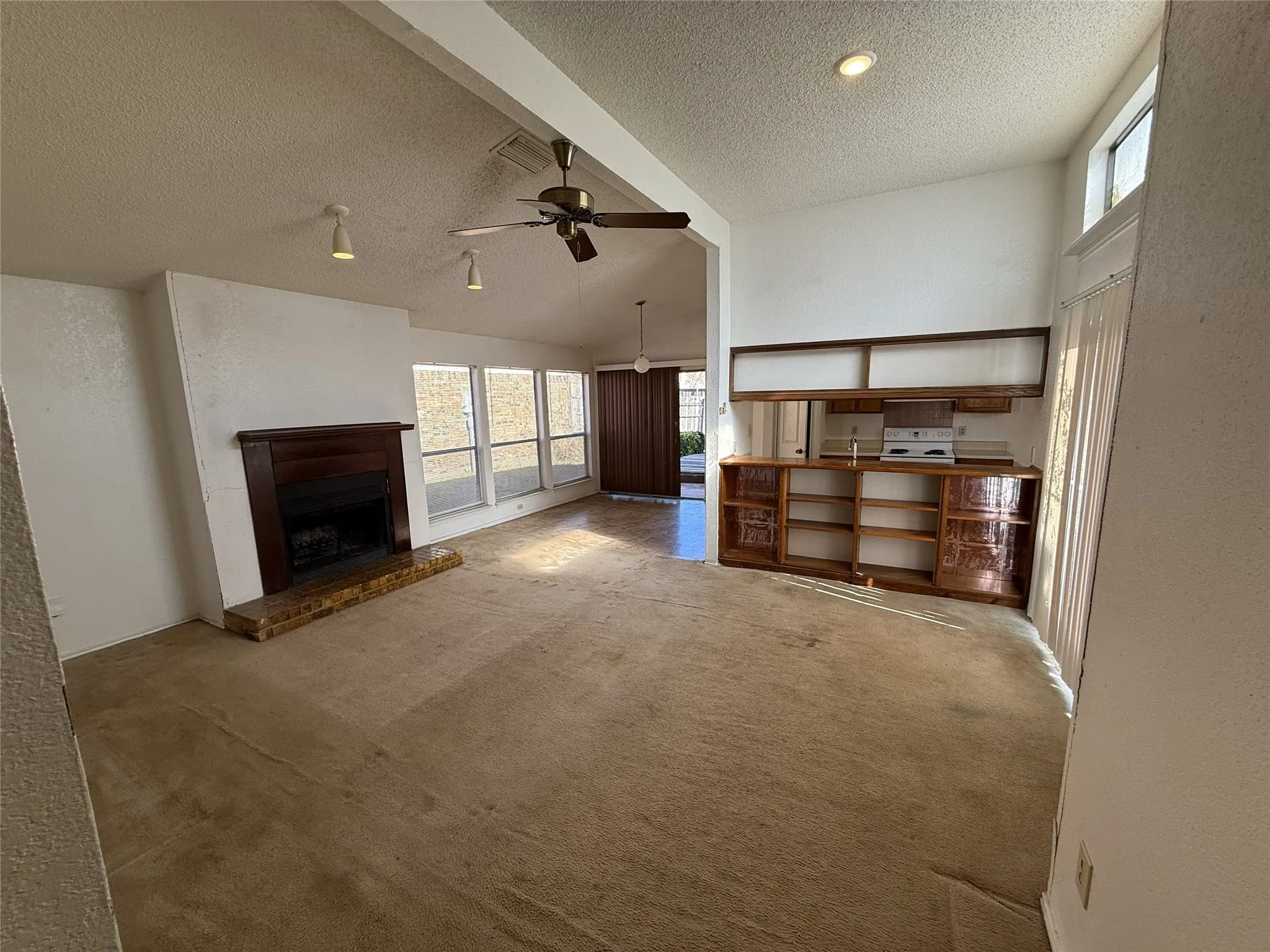 Single Family Residence For Sale in Dallas County , 1636 Lemonwood Circle, Mesquite, Texas 75149, 3 Bedroom, 2 Bathroom, 2 Garage spaces, 1,353 Sqft, built in 1982, Preowned, mls#21153881, Real Estate Agent in Mesquite, Homes For Sale in Dallas county, Homes For Sale in Mesquite, Realtor in Mesquite Texas, Real Estate Brokerage Independent Realty Texas, Luminita Cordes Realtor
