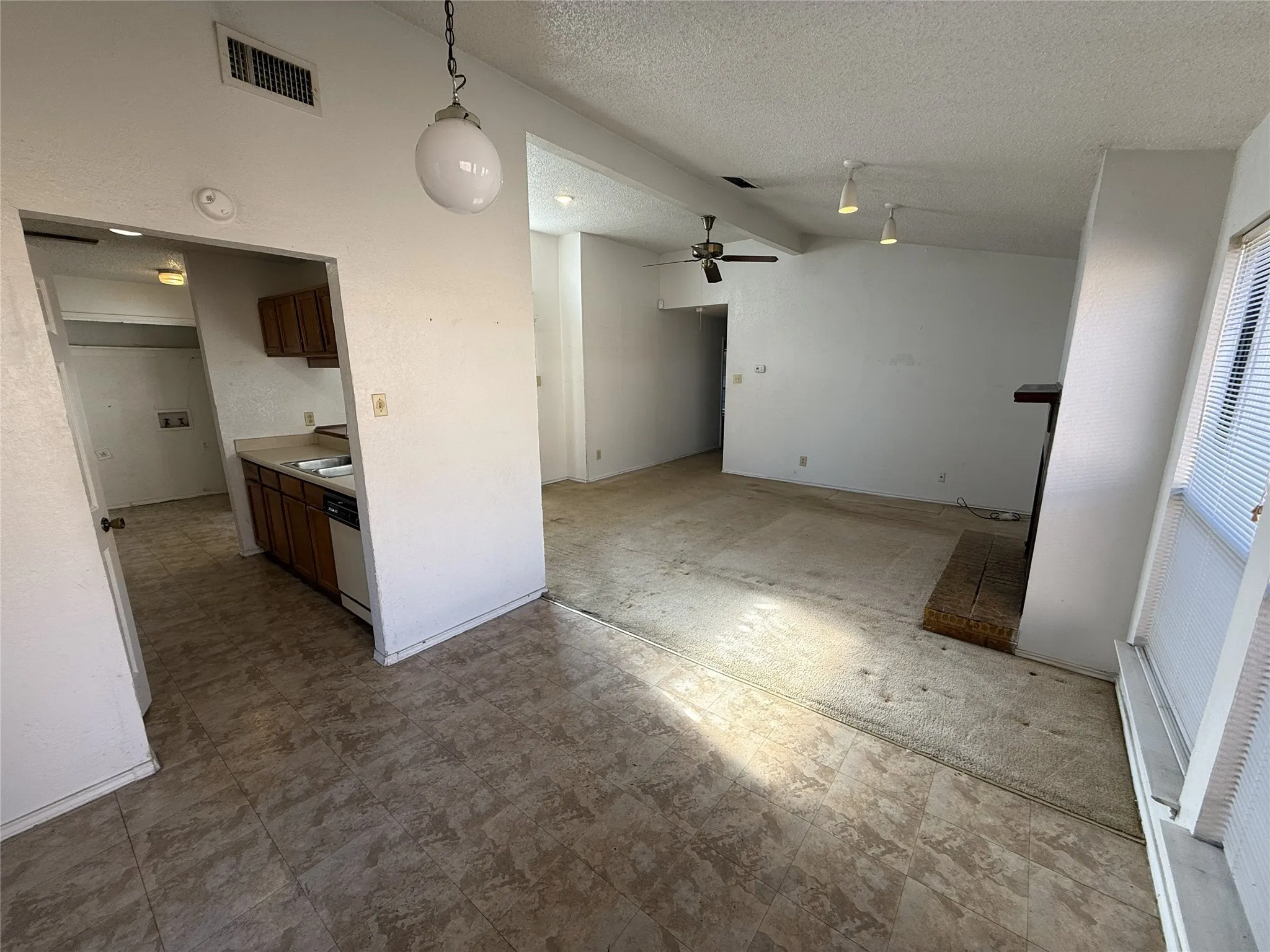 Single Family Residence For Sale in Dallas County , 1636 Lemonwood Circle, Mesquite, Texas 75149, 3 Bedroom, 2 Bathroom, 2 Garage spaces, 1,353 Sqft, built in 1982, Preowned, mls#21153881, Real Estate Agent in Mesquite, Homes For Sale in Dallas county, Homes For Sale in Mesquite, Realtor in Mesquite Texas, Real Estate Brokerage Independent Realty Texas, Luminita Cordes Realtor