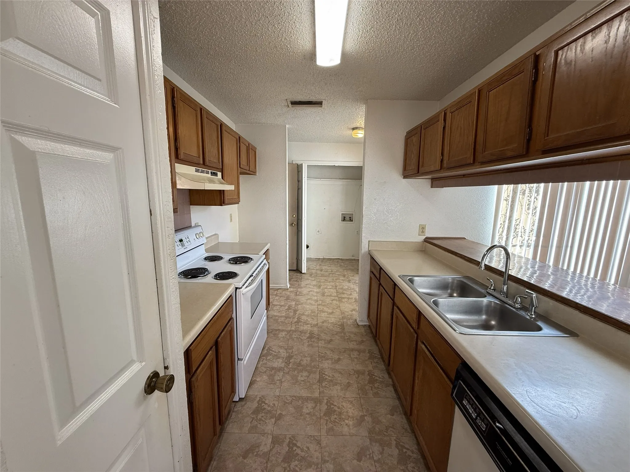 Single Family Residence For Sale in Dallas County , 1636 Lemonwood Circle, Mesquite, Texas 75149, 3 Bedroom, 2 Bathroom, 2 Garage spaces, 1,353 Sqft, built in 1982, Preowned, mls#21153881, Real Estate Agent in Mesquite, Homes For Sale in Dallas county, Homes For Sale in Mesquite, Realtor in Mesquite Texas, Real Estate Brokerage Independent Realty Texas, Luminita Cordes Realtor