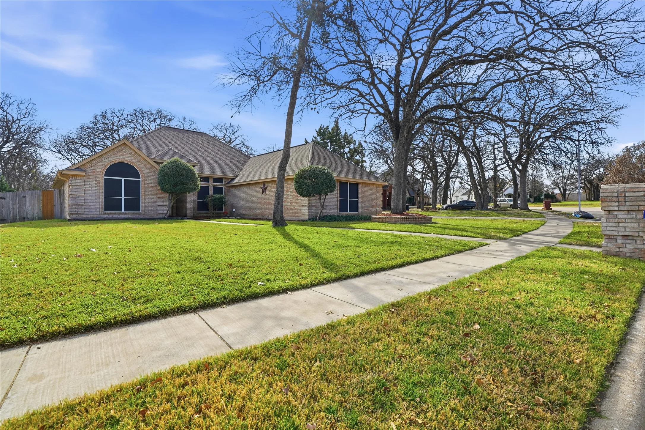 Single Family Residence For Sale in Tarrant County , 1312 Crows Nest Court, Azle, Texas 76020, 4 Bedroom, 3 Bathroom, 3 Garage spaces, 2,078 Sqft, built in 1996, Preowned, mls#21152845, Real Estate Agent in Azle, Homes For Sale in Tarrant county, Homes For Sale in Azle, Realtor in Azle Texas, Real Estate Brokerage Independent Realty Texas, Luminita Cordes Realtor
