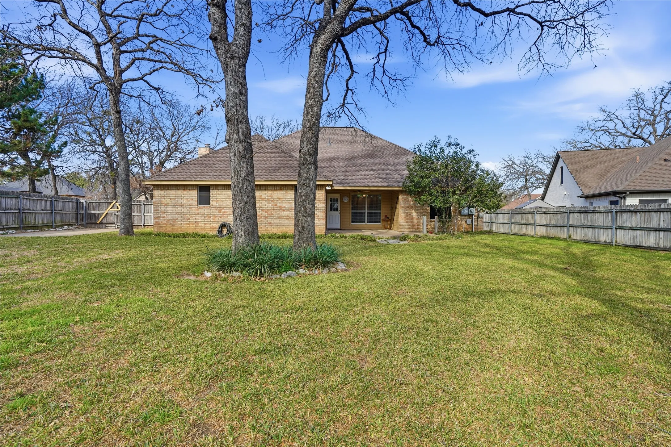 Single Family Residence For Sale in Tarrant County , 1312 Crows Nest Court, Azle, Texas 76020, 4 Bedroom, 3 Bathroom, 3 Garage spaces, 2,078 Sqft, built in 1996, Preowned, mls#21152845, Real Estate Agent in Azle, Homes For Sale in Tarrant county, Homes For Sale in Azle, Realtor in Azle Texas, Real Estate Brokerage Independent Realty Texas, Luminita Cordes Realtor