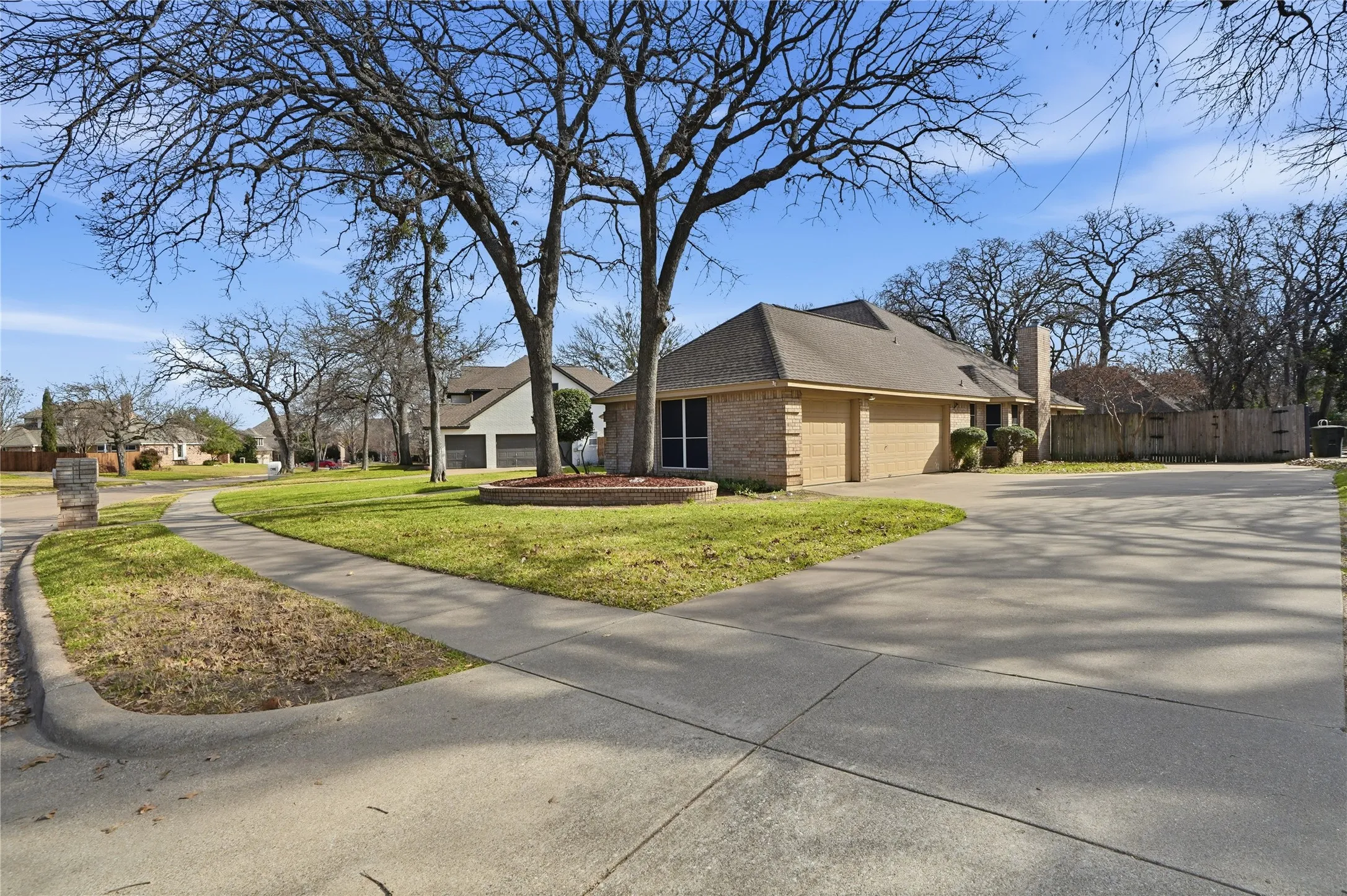 Single Family Residence For Sale in Tarrant County , 1312 Crows Nest Court, Azle, Texas 76020, 4 Bedroom, 3 Bathroom, 3 Garage spaces, 2,078 Sqft, built in 1996, Preowned, mls#21152845, Real Estate Agent in Azle, Homes For Sale in Tarrant county, Homes For Sale in Azle, Realtor in Azle Texas, Real Estate Brokerage Independent Realty Texas, Luminita Cordes Realtor