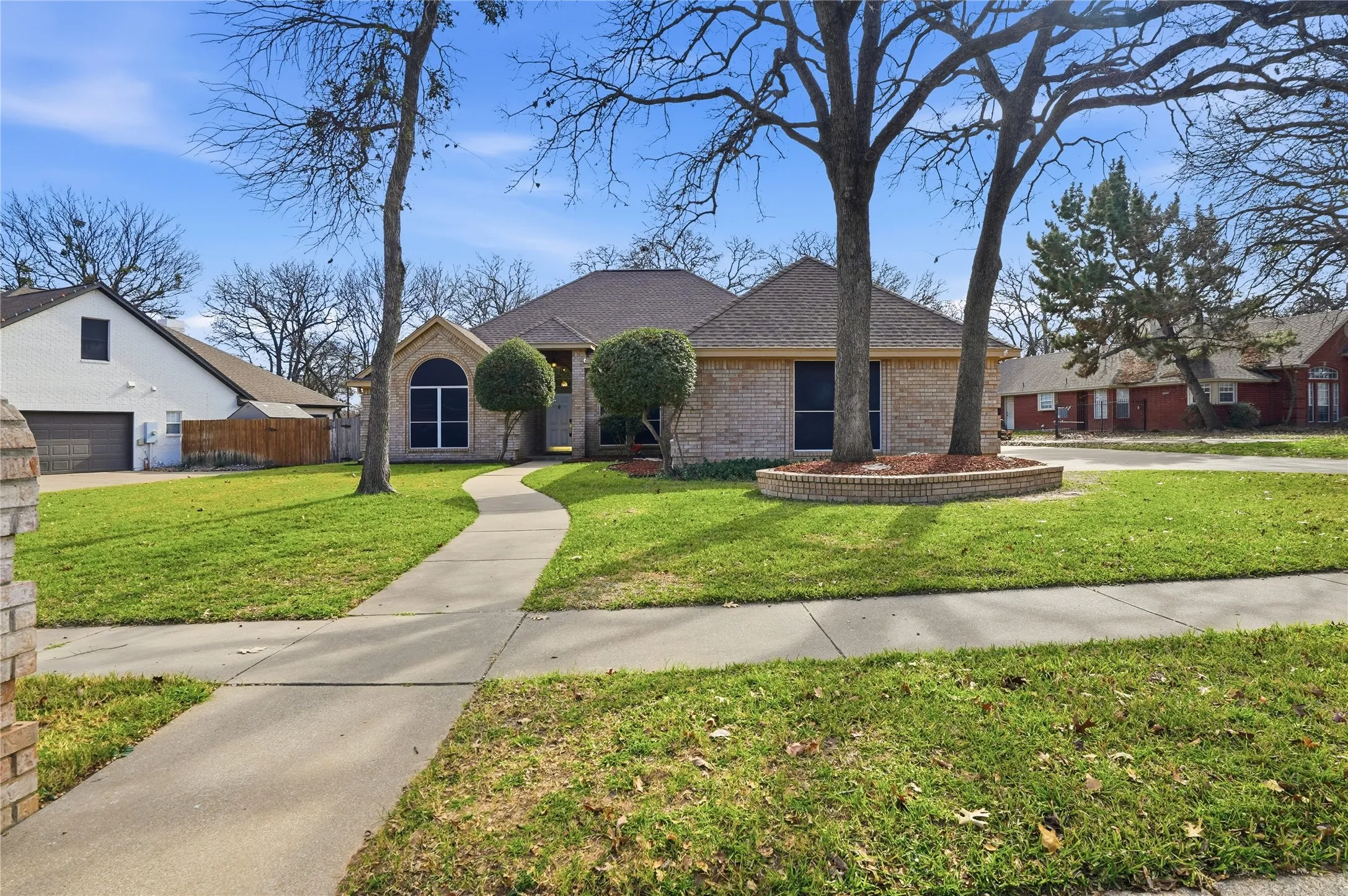 Single Family Residence For Sale in Tarrant County , 1312 Crows Nest Court, Azle, Texas 76020, 4 Bedroom, 3 Bathroom, 3 Garage spaces, 2,078 Sqft, built in 1996, Preowned, mls#21152845, Real Estate Agent in Azle, Homes For Sale in Tarrant county, Homes For Sale in Azle, Realtor in Azle Texas, Real Estate Brokerage Independent Realty Texas, Luminita Cordes Realtor