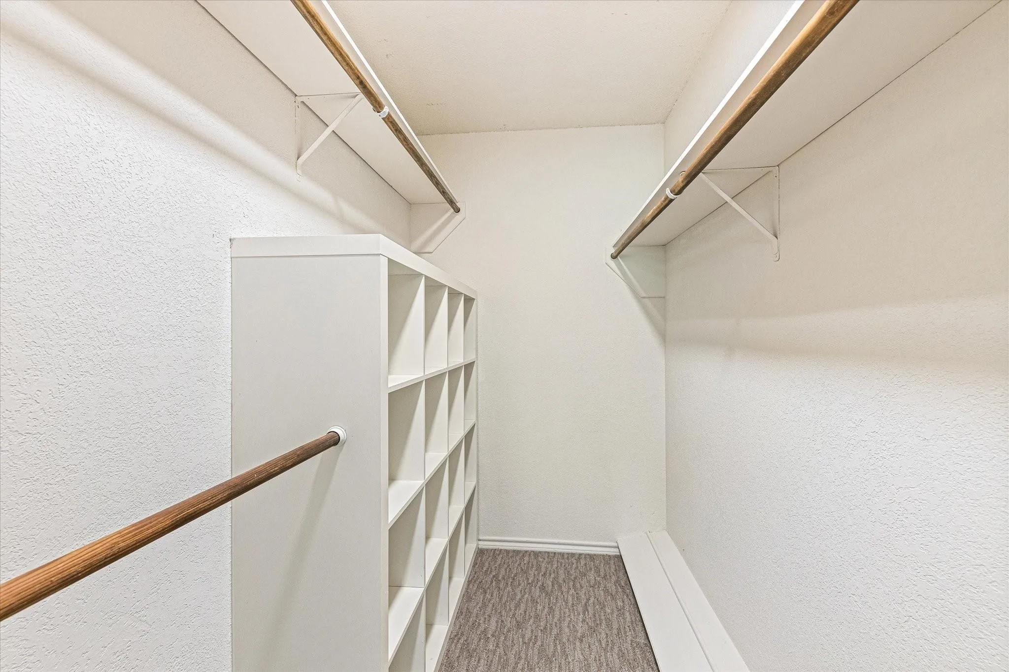 Single Family Residence For Sale in Hood County , 5012 Santa Elena Court, Granbury, Texas 76049, 3 Bedroom, 3 Bathroom, Garage spaces, 2,226 Sqft, built in 1977, Preowned, mls#21153118, Real Estate Agent in Granbury, Homes For Sale in Hood county, Homes For Sale in Granbury, Realtor in Granbury Texas, Real Estate Brokerage Independent Realty Texas, Luminita Cordes Realtor