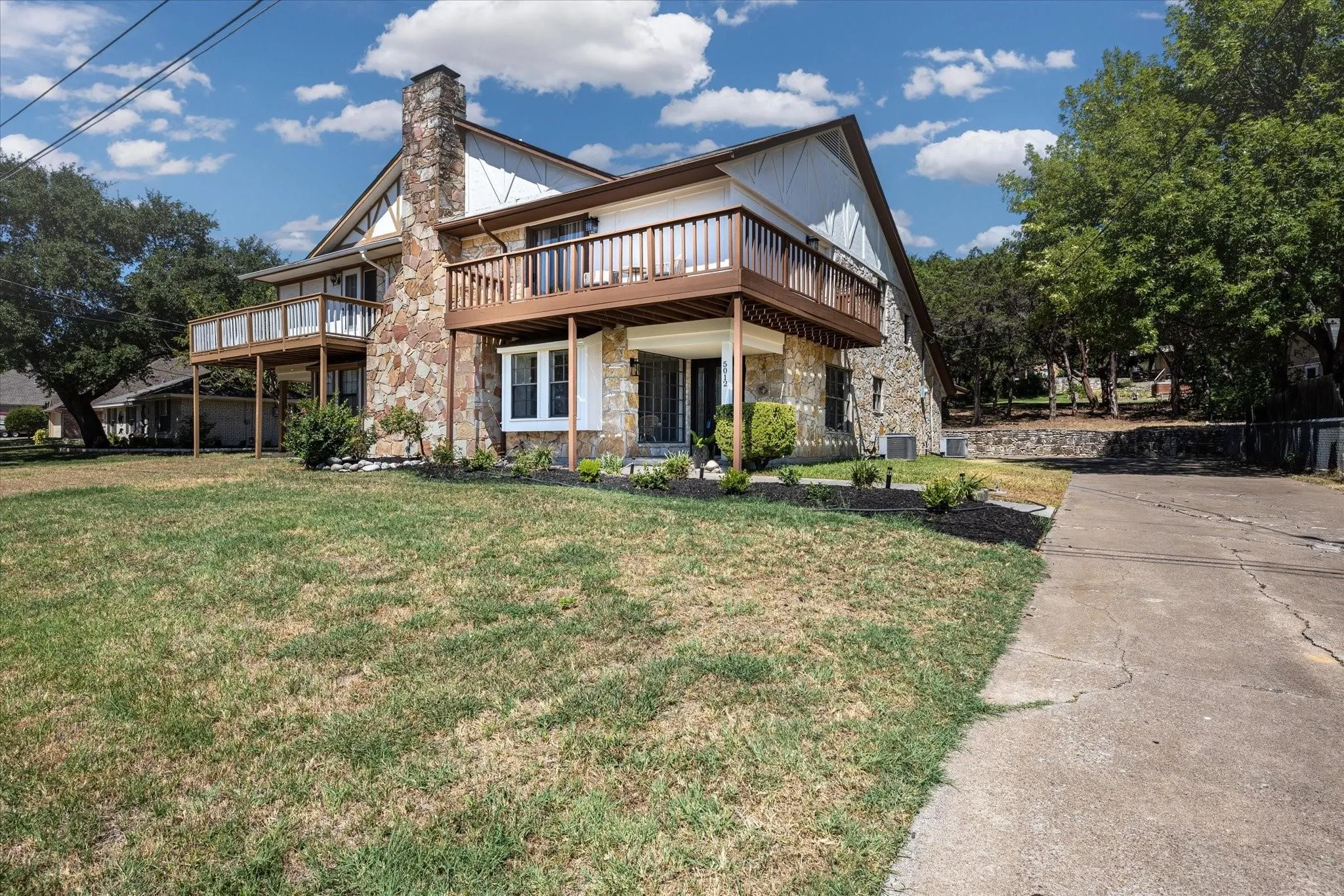 Single Family Residence For Sale in Hood County , 5012 Santa Elena Court, Granbury, Texas 76049, 3 Bedroom, 3 Bathroom, Garage spaces, 2,226 Sqft, built in 1977, Preowned, mls#21153118, Real Estate Agent in Granbury, Homes For Sale in Hood county, Homes For Sale in Granbury, Realtor in Granbury Texas, Real Estate Brokerage Independent Realty Texas, Luminita Cordes Realtor