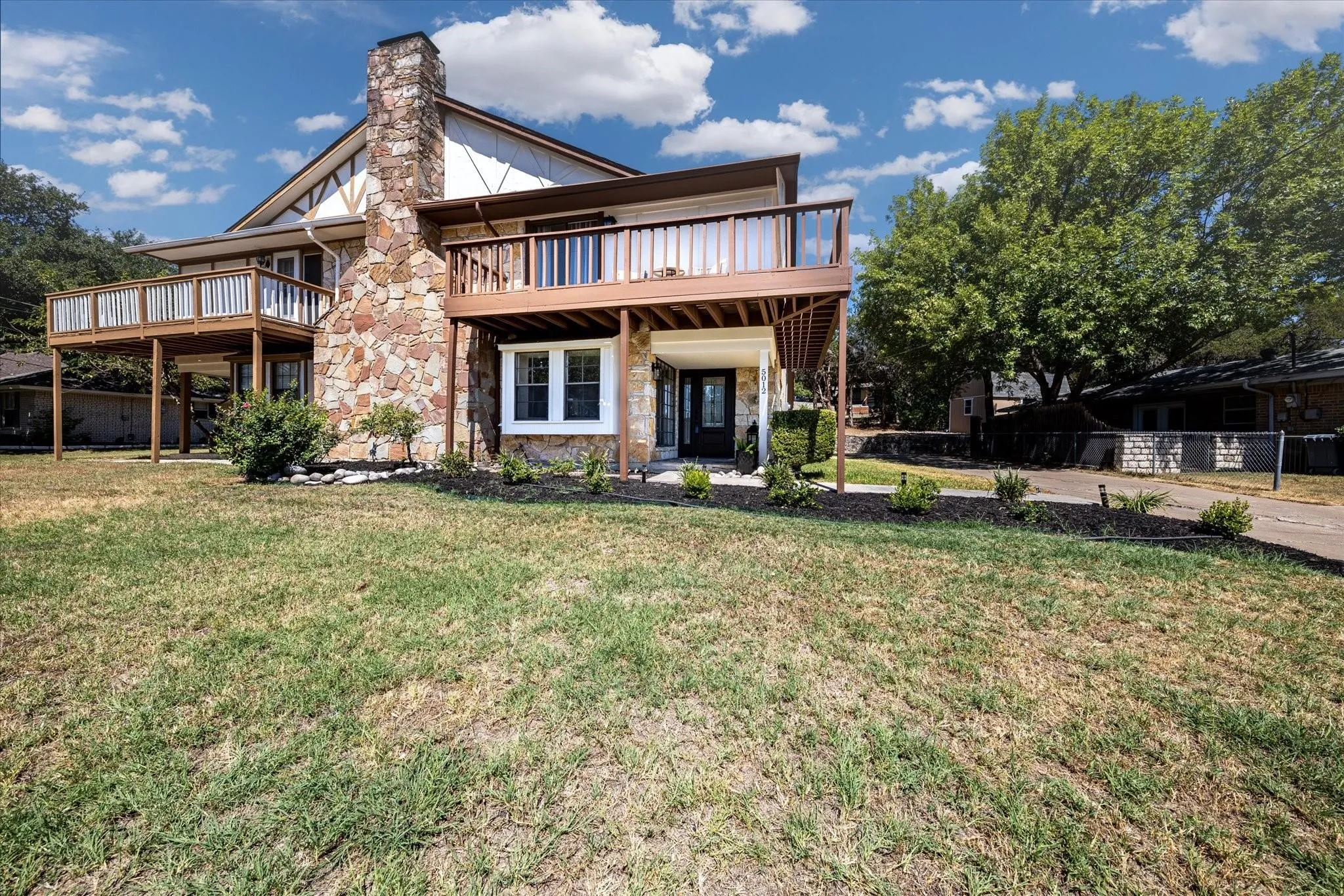 Single Family Residence For Sale in Hood County , 5012 Santa Elena Court, Granbury, Texas 76049, 3 Bedroom, 3 Bathroom, Garage spaces, 2,226 Sqft, built in 1977, Preowned, mls#21153118, Real Estate Agent in Granbury, Homes For Sale in Hood county, Homes For Sale in Granbury, Realtor in Granbury Texas, Real Estate Brokerage Independent Realty Texas, Luminita Cordes Realtor