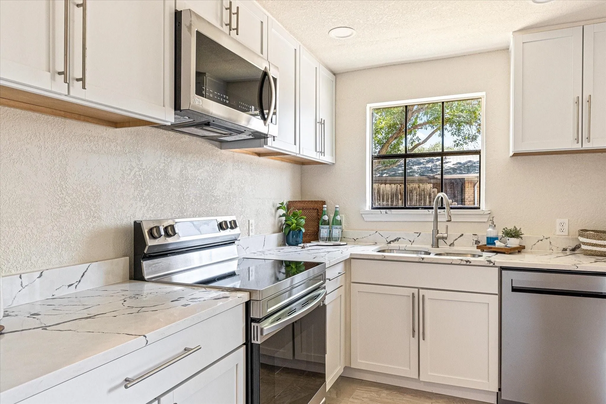 Single Family Residence For Sale in Hood County , 5012 Santa Elena Court, Granbury, Texas 76049, 3 Bedroom, 3 Bathroom, Garage spaces, 2,226 Sqft, built in 1977, Preowned, mls#21153118, Real Estate Agent in Granbury, Homes For Sale in Hood county, Homes For Sale in Granbury, Realtor in Granbury Texas, Real Estate Brokerage Independent Realty Texas, Luminita Cordes Realtor