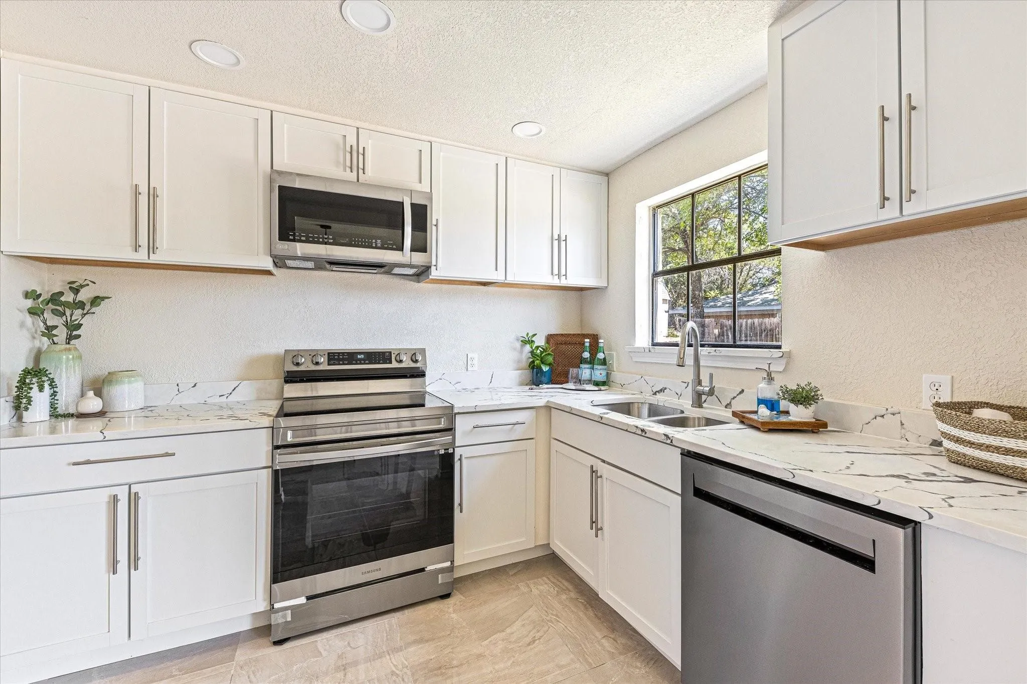 Single Family Residence For Sale in Hood County , 5012 Santa Elena Court, Granbury, Texas 76049, 3 Bedroom, 3 Bathroom, Garage spaces, 2,226 Sqft, built in 1977, Preowned, mls#21153118, Real Estate Agent in Granbury, Homes For Sale in Hood county, Homes For Sale in Granbury, Realtor in Granbury Texas, Real Estate Brokerage Independent Realty Texas, Luminita Cordes Realtor