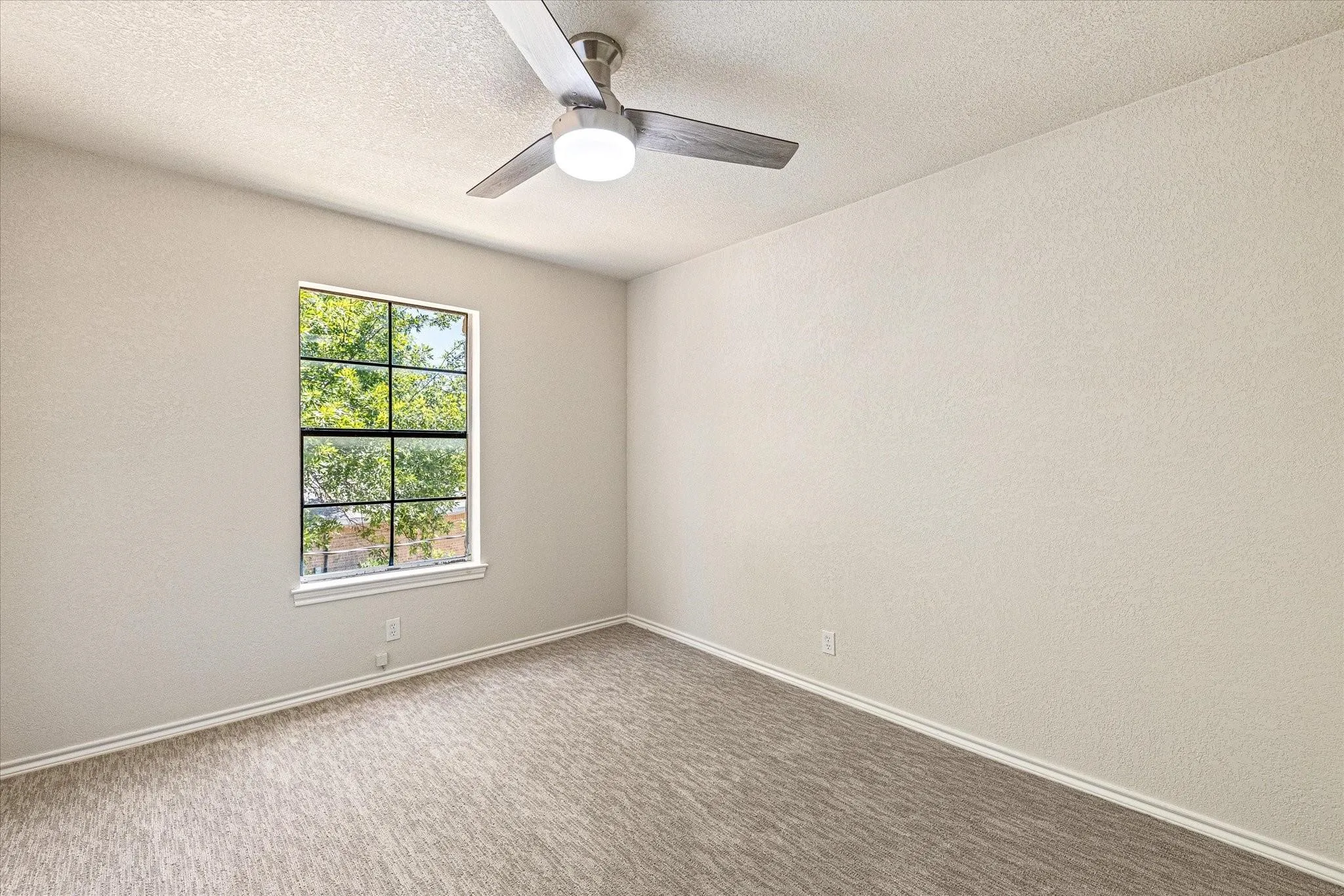 Single Family Residence For Sale in Hood County , 5012 Santa Elena Court, Granbury, Texas 76049, 3 Bedroom, 3 Bathroom, Garage spaces, 2,226 Sqft, built in 1977, Preowned, mls#21153118, Real Estate Agent in Granbury, Homes For Sale in Hood county, Homes For Sale in Granbury, Realtor in Granbury Texas, Real Estate Brokerage Independent Realty Texas, Luminita Cordes Realtor