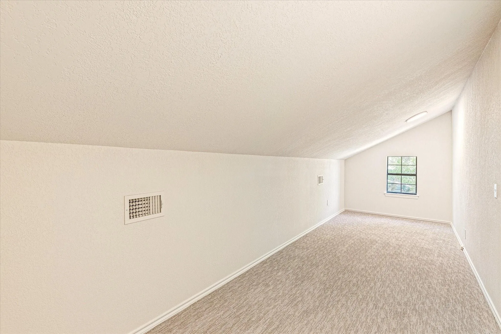 Single Family Residence For Sale in Hood County , 5012 Santa Elena Court, Granbury, Texas 76049, 3 Bedroom, 3 Bathroom, Garage spaces, 2,226 Sqft, built in 1977, Preowned, mls#21153118, Real Estate Agent in Granbury, Homes For Sale in Hood county, Homes For Sale in Granbury, Realtor in Granbury Texas, Real Estate Brokerage Independent Realty Texas, Luminita Cordes Realtor