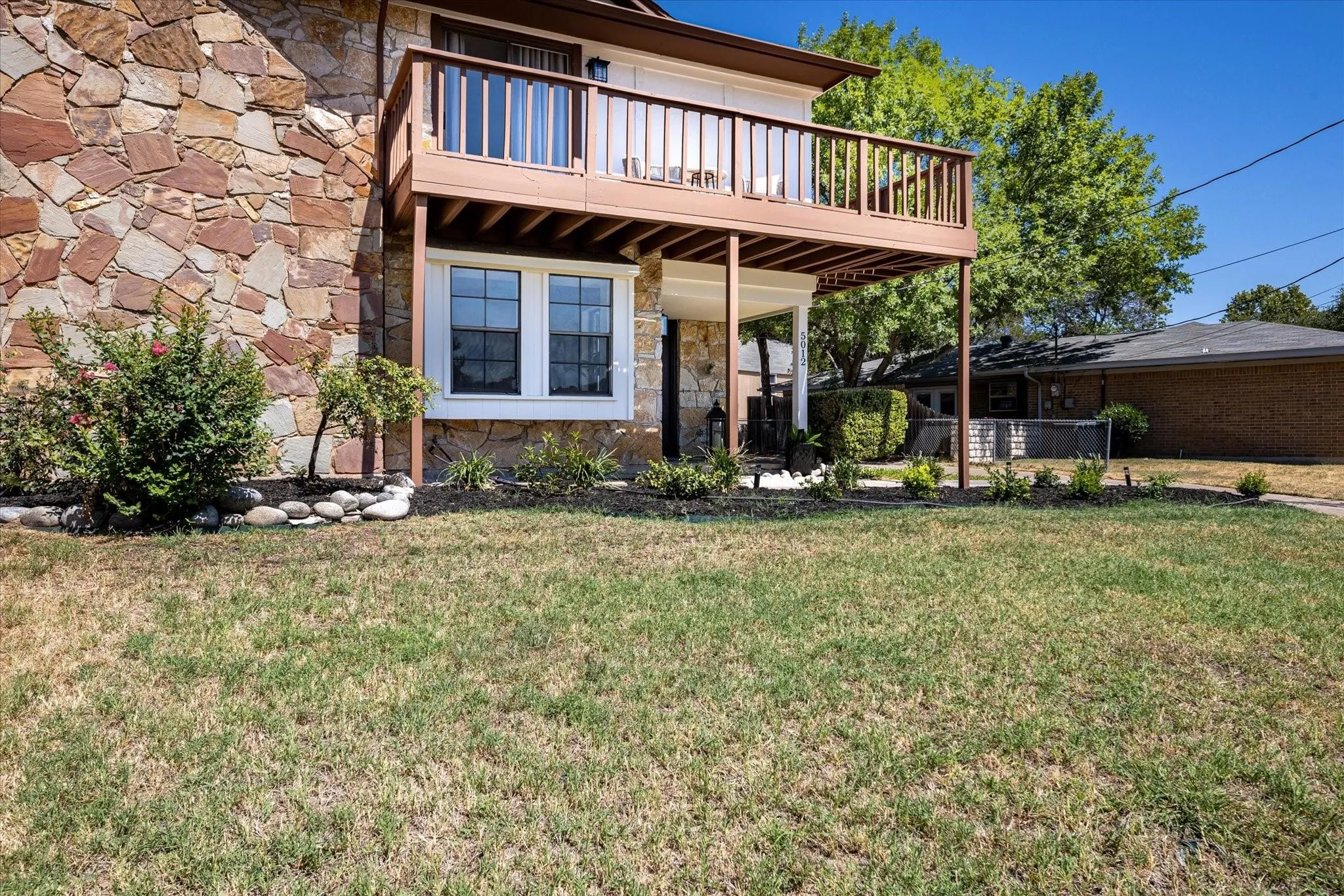 Single Family Residence For Sale in Hood County , 5012 Santa Elena Court, Granbury, Texas 76049, 3 Bedroom, 3 Bathroom, Garage spaces, 2,226 Sqft, built in 1977, Preowned, mls#21153118, Real Estate Agent in Granbury, Homes For Sale in Hood county, Homes For Sale in Granbury, Realtor in Granbury Texas, Real Estate Brokerage Independent Realty Texas, Luminita Cordes Realtor