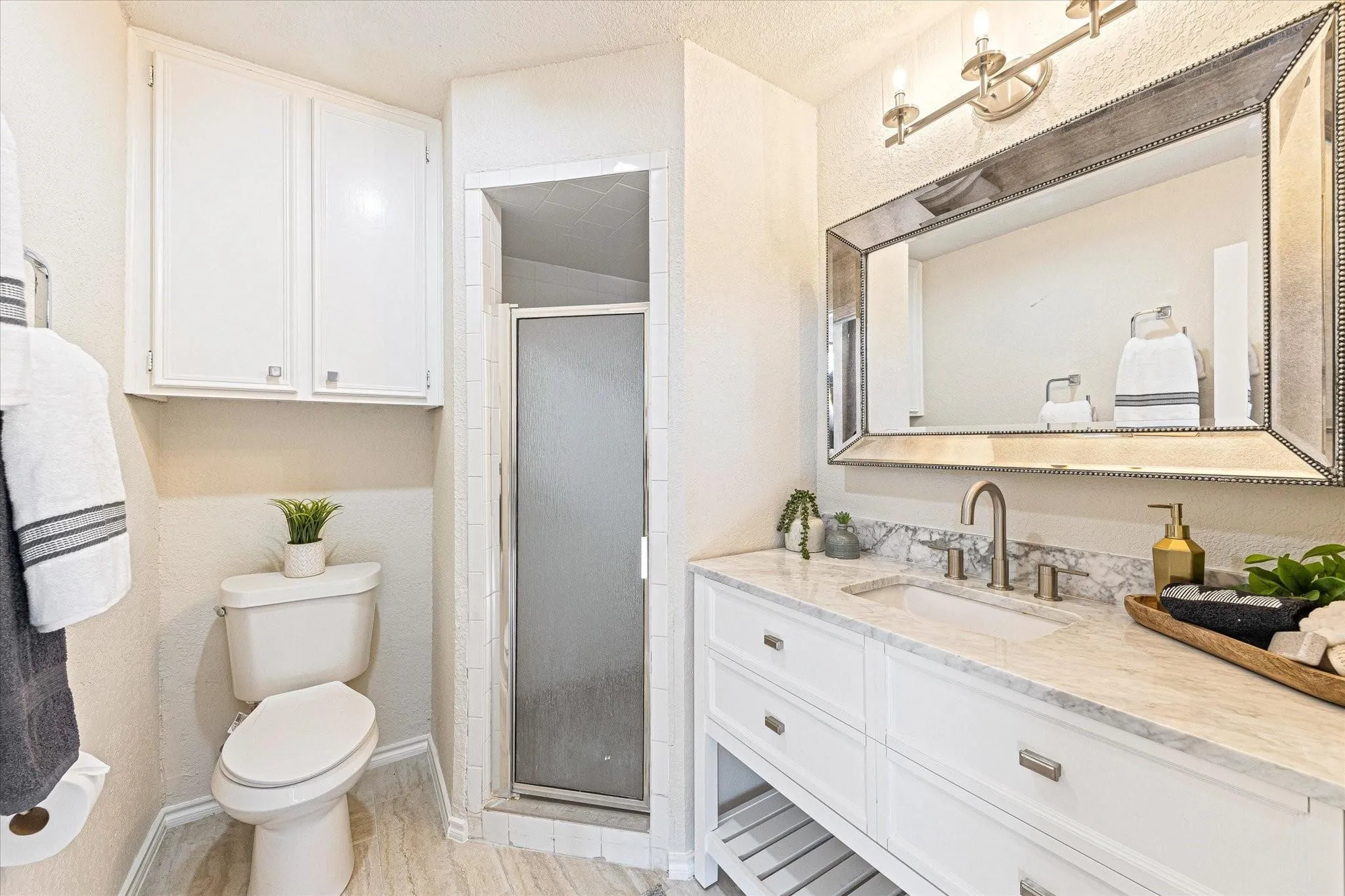 Single Family Residence For Sale in Hood County , 5012 Santa Elena Court, Granbury, Texas 76049, 3 Bedroom, 3 Bathroom, Garage spaces, 2,226 Sqft, built in 1977, Preowned, mls#21153118, Real Estate Agent in Granbury, Homes For Sale in Hood county, Homes For Sale in Granbury, Realtor in Granbury Texas, Real Estate Brokerage Independent Realty Texas, Luminita Cordes Realtor