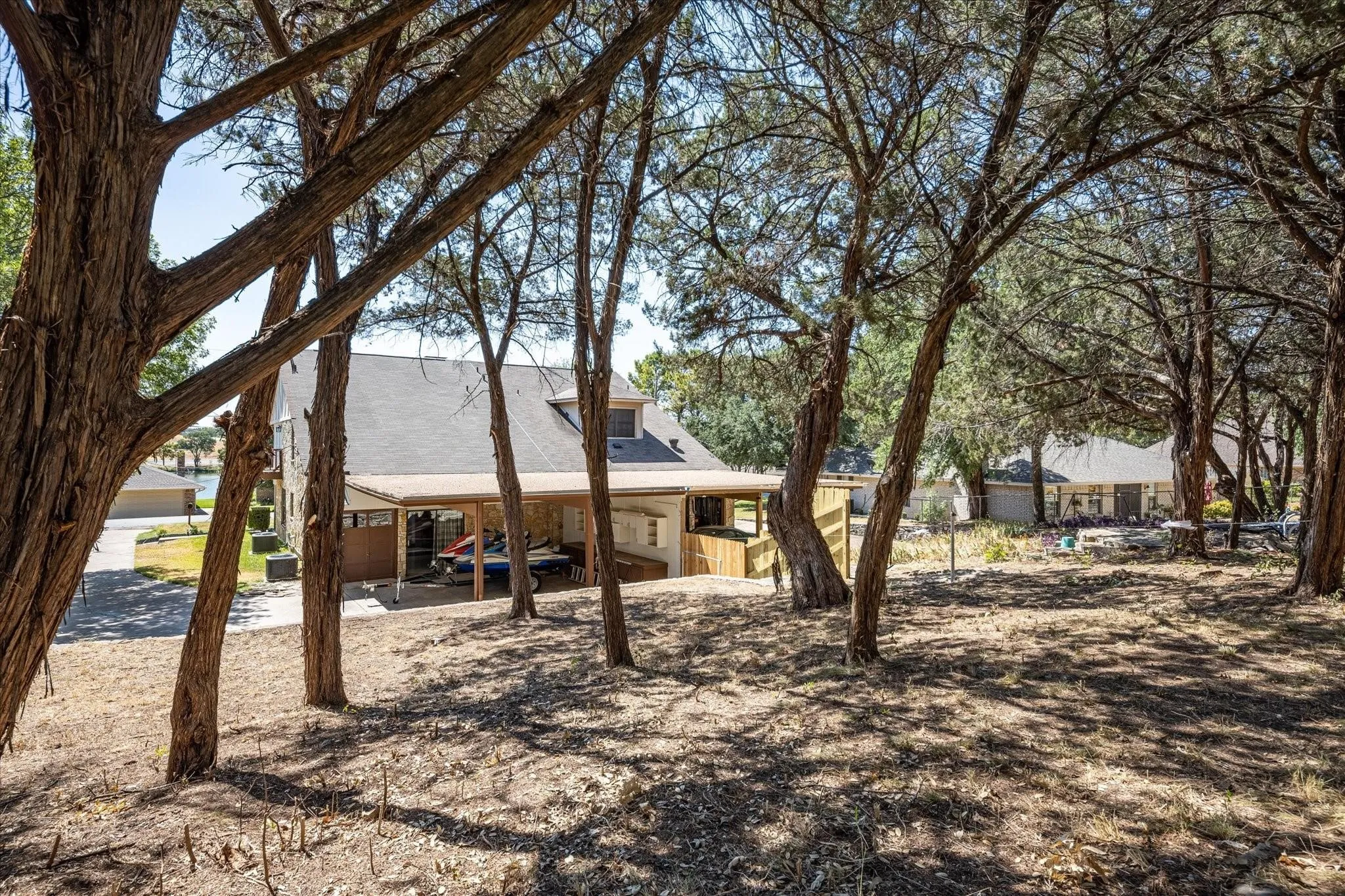 Single Family Residence For Sale in Hood County , 5012 Santa Elena Court, Granbury, Texas 76049, 3 Bedroom, 3 Bathroom, Garage spaces, 2,226 Sqft, built in 1977, Preowned, mls#21153118, Real Estate Agent in Granbury, Homes For Sale in Hood county, Homes For Sale in Granbury, Realtor in Granbury Texas, Real Estate Brokerage Independent Realty Texas, Luminita Cordes Realtor