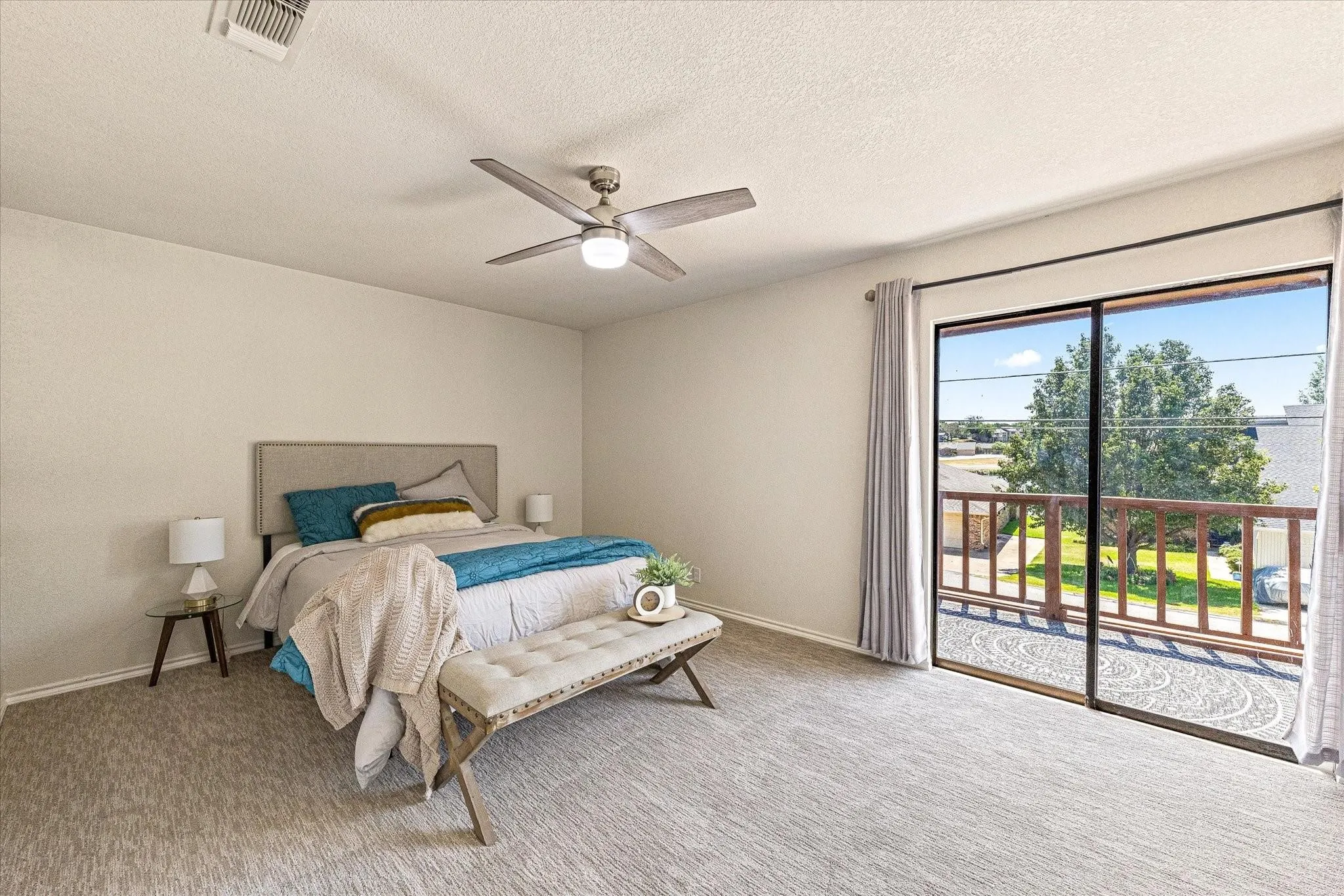 Single Family Residence For Sale in Hood County , 5012 Santa Elena Court, Granbury, Texas 76049, 3 Bedroom, 3 Bathroom, Garage spaces, 2,226 Sqft, built in 1977, Preowned, mls#21153118, Real Estate Agent in Granbury, Homes For Sale in Hood county, Homes For Sale in Granbury, Realtor in Granbury Texas, Real Estate Brokerage Independent Realty Texas, Luminita Cordes Realtor