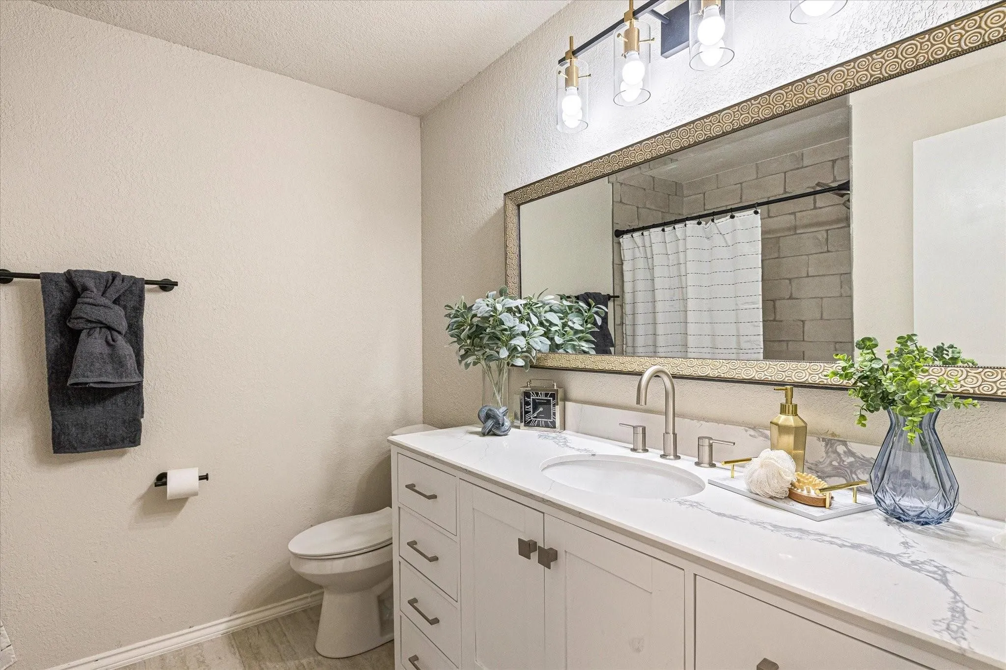 Single Family Residence For Sale in Hood County , 5012 Santa Elena Court, Granbury, Texas 76049, 3 Bedroom, 3 Bathroom, Garage spaces, 2,226 Sqft, built in 1977, Preowned, mls#21153118, Real Estate Agent in Granbury, Homes For Sale in Hood county, Homes For Sale in Granbury, Realtor in Granbury Texas, Real Estate Brokerage Independent Realty Texas, Luminita Cordes Realtor