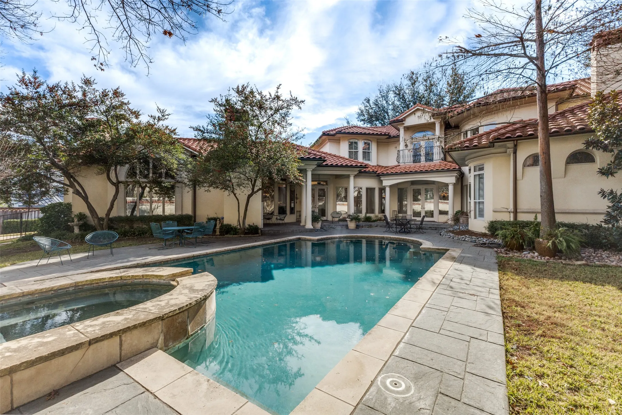 Single Family Residence For Sale in Dallas County , 14828 Bellbrook Drive, Addison, Texas 75254, 3 Bedroom, 5 Bathroom, 3 Garage spaces, 5,186 Sqft, built in 1995, Preowned, mls#21146996, Real Estate Agent in Addison, Homes For Sale in Dallas county, Homes For Sale in Addison, Realtor in Addison Texas, Real Estate Brokerage Independent Realty Texas, Luminita Cordes Realtor