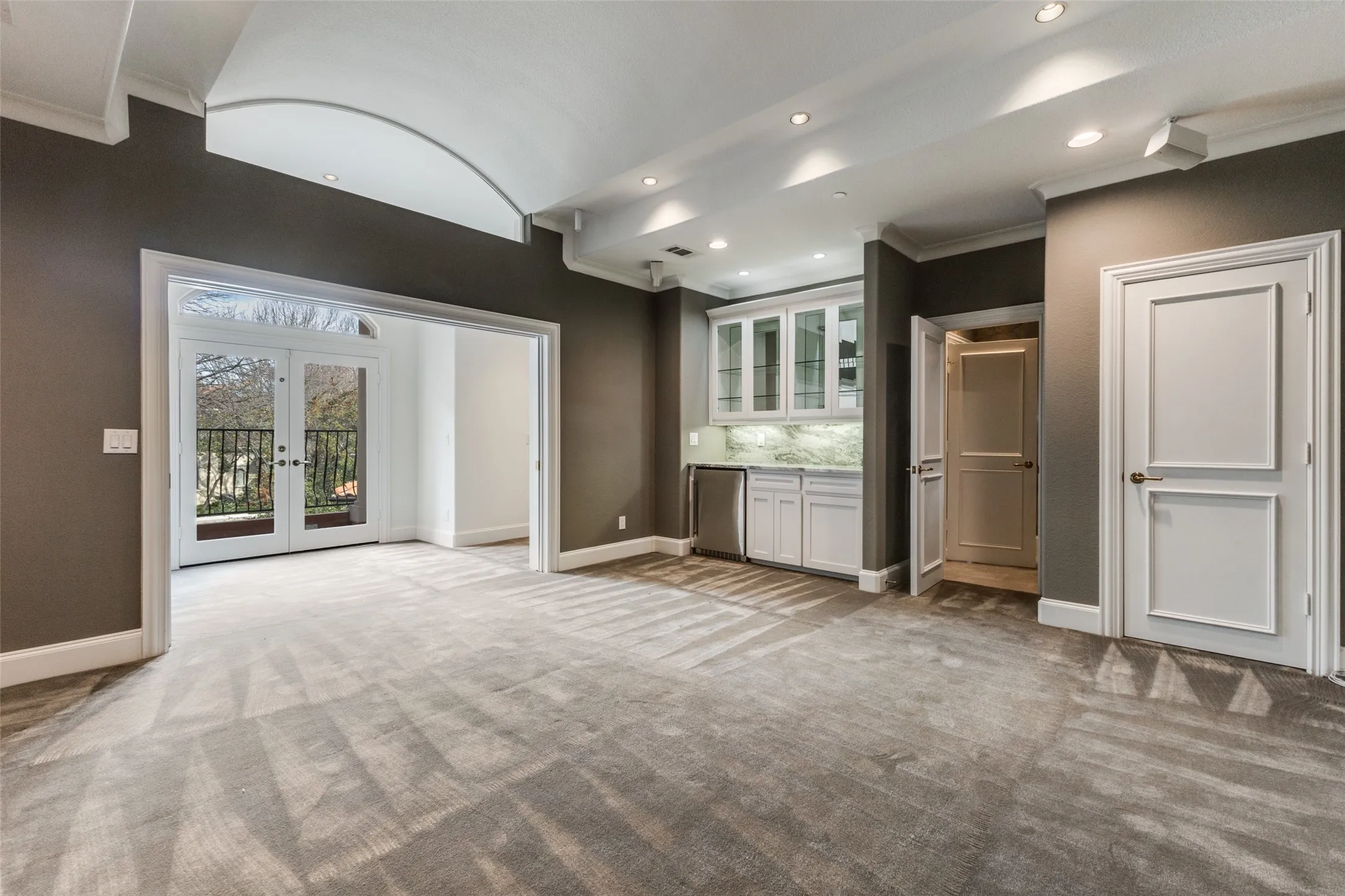 Single Family Residence For Sale in Dallas County , 14828 Bellbrook Drive, Addison, Texas 75254, 3 Bedroom, 5 Bathroom, 3 Garage spaces, 5,186 Sqft, built in 1995, Preowned, mls#21146996, Real Estate Agent in Addison, Homes For Sale in Dallas county, Homes For Sale in Addison, Realtor in Addison Texas, Real Estate Brokerage Independent Realty Texas, Luminita Cordes Realtor