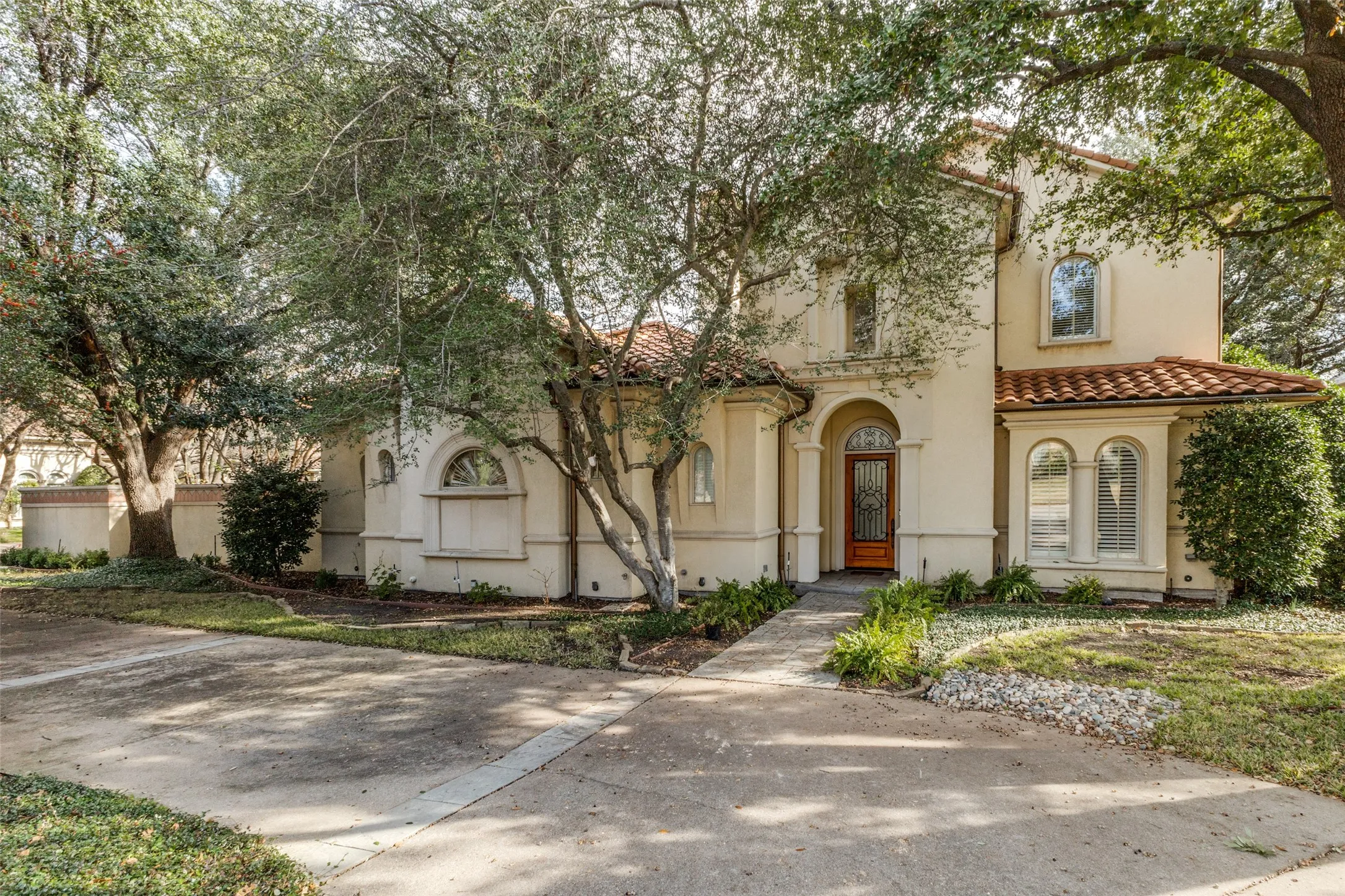 Single Family Residence For Sale in Dallas County , 14828 Bellbrook Drive, Addison, Texas 75254, 3 Bedroom, 5 Bathroom, 3 Garage spaces, 5,186 Sqft, built in 1995, Preowned, mls#21146996, Real Estate Agent in Addison, Homes For Sale in Dallas county, Homes For Sale in Addison, Realtor in Addison Texas, Real Estate Brokerage Independent Realty Texas, Luminita Cordes Realtor