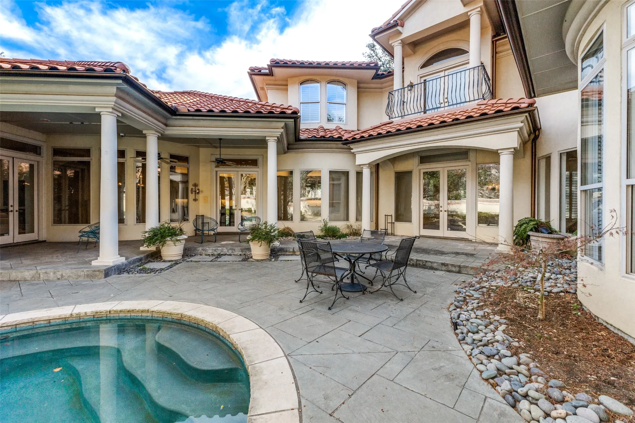 Single Family Residence For Sale in Dallas County , 14828 Bellbrook Drive, Addison, Texas 75254, 3 Bedroom, 5 Bathroom, 3 Garage spaces, 5,186 Sqft, built in 1995, Preowned, mls#21146996, Real Estate Agent in Addison, Homes For Sale in Dallas county, Homes For Sale in Addison, Realtor in Addison Texas, Real Estate Brokerage Independent Realty Texas, Luminita Cordes Realtor