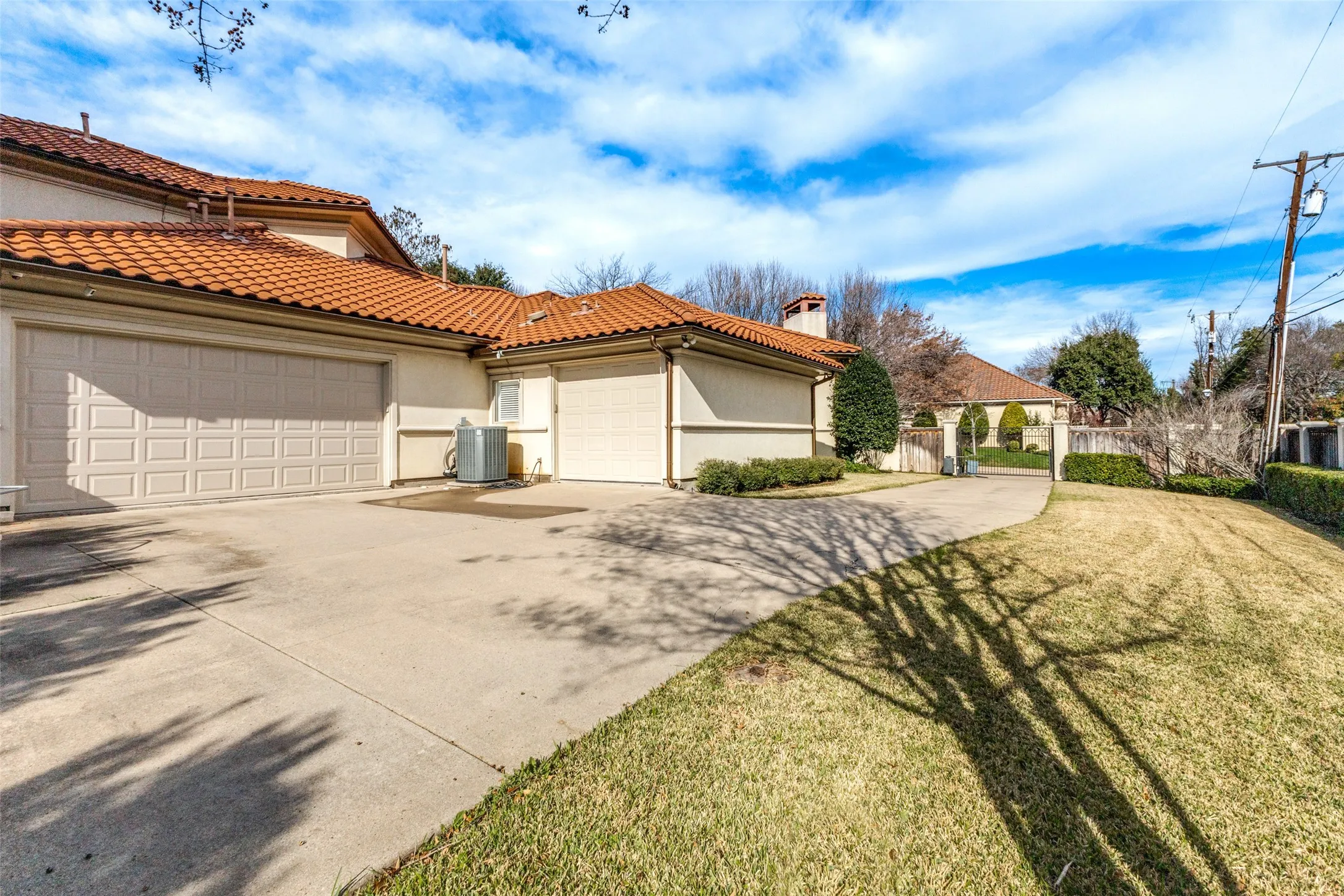 Single Family Residence For Sale in Dallas County , 14828 Bellbrook Drive, Addison, Texas 75254, 3 Bedroom, 5 Bathroom, 3 Garage spaces, 5,186 Sqft, built in 1995, Preowned, mls#21146996, Real Estate Agent in Addison, Homes For Sale in Dallas county, Homes For Sale in Addison, Realtor in Addison Texas, Real Estate Brokerage Independent Realty Texas, Luminita Cordes Realtor