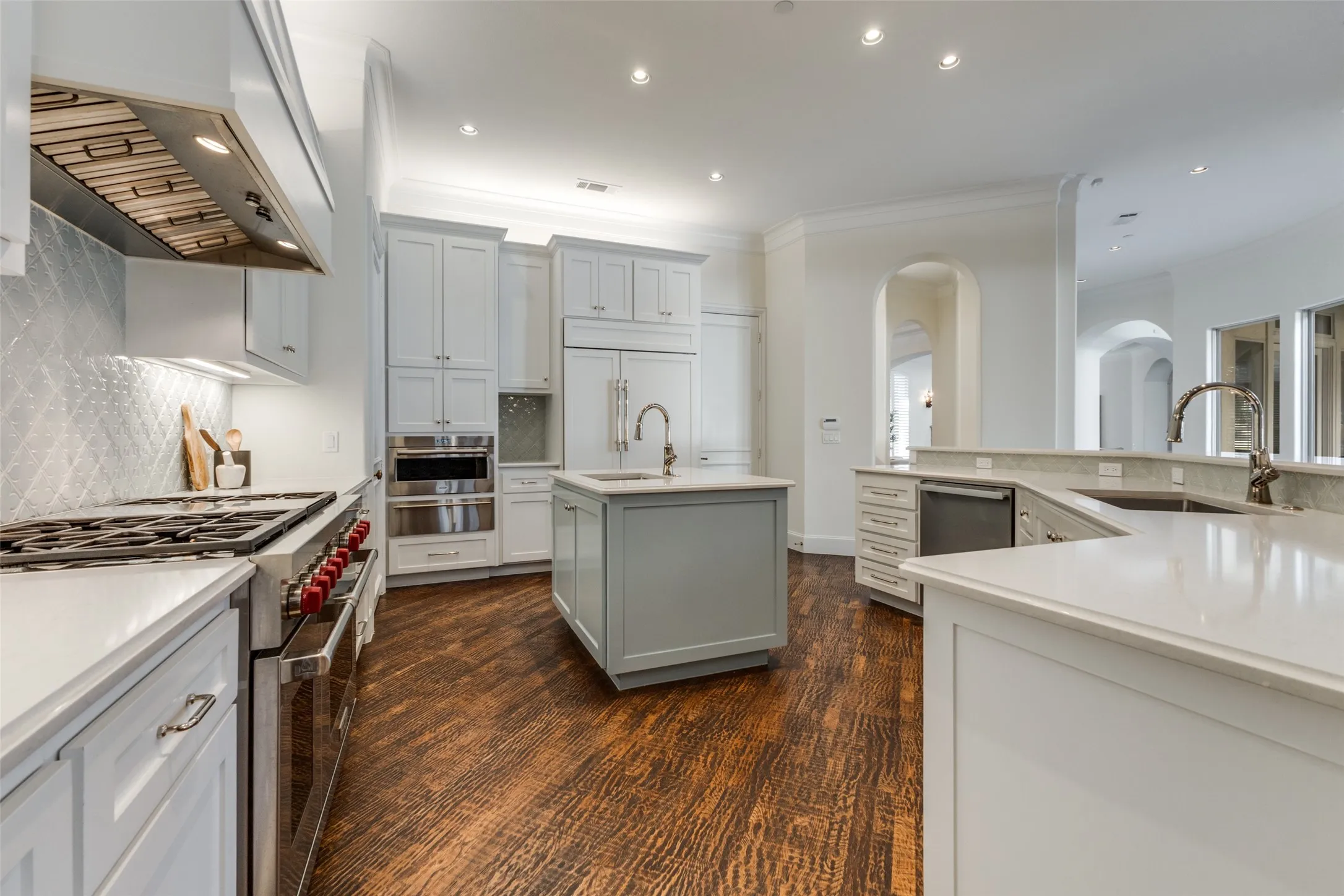 Single Family Residence For Sale in Dallas County , 14828 Bellbrook Drive, Addison, Texas 75254, 3 Bedroom, 5 Bathroom, 3 Garage spaces, 5,186 Sqft, built in 1995, Preowned, mls#21146996, Real Estate Agent in Addison, Homes For Sale in Dallas county, Homes For Sale in Addison, Realtor in Addison Texas, Real Estate Brokerage Independent Realty Texas, Luminita Cordes Realtor