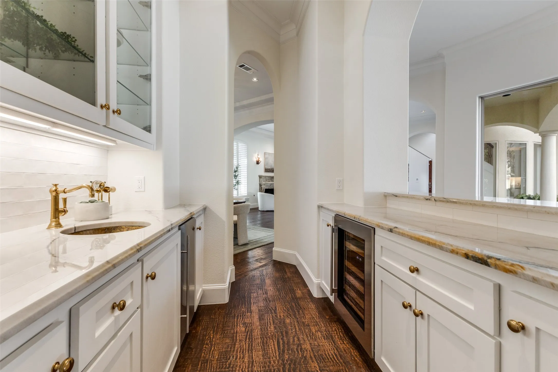 Single Family Residence For Sale in Dallas County , 14828 Bellbrook Drive, Addison, Texas 75254, 3 Bedroom, 5 Bathroom, 3 Garage spaces, 5,186 Sqft, built in 1995, Preowned, mls#21146996, Real Estate Agent in Addison, Homes For Sale in Dallas county, Homes For Sale in Addison, Realtor in Addison Texas, Real Estate Brokerage Independent Realty Texas, Luminita Cordes Realtor