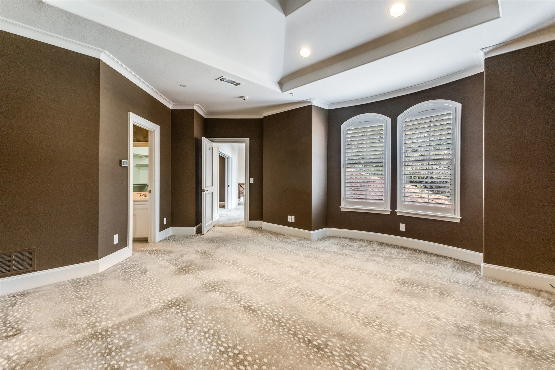 Single Family Residence For Sale in Dallas County , 14828 Bellbrook Drive, Addison, Texas 75254, 3 Bedroom, 5 Bathroom, 3 Garage spaces, 5,186 Sqft, built in 1995, Preowned, mls#21146996, Real Estate Agent in Addison, Homes For Sale in Dallas county, Homes For Sale in Addison, Realtor in Addison Texas, Real Estate Brokerage Independent Realty Texas, Luminita Cordes Realtor