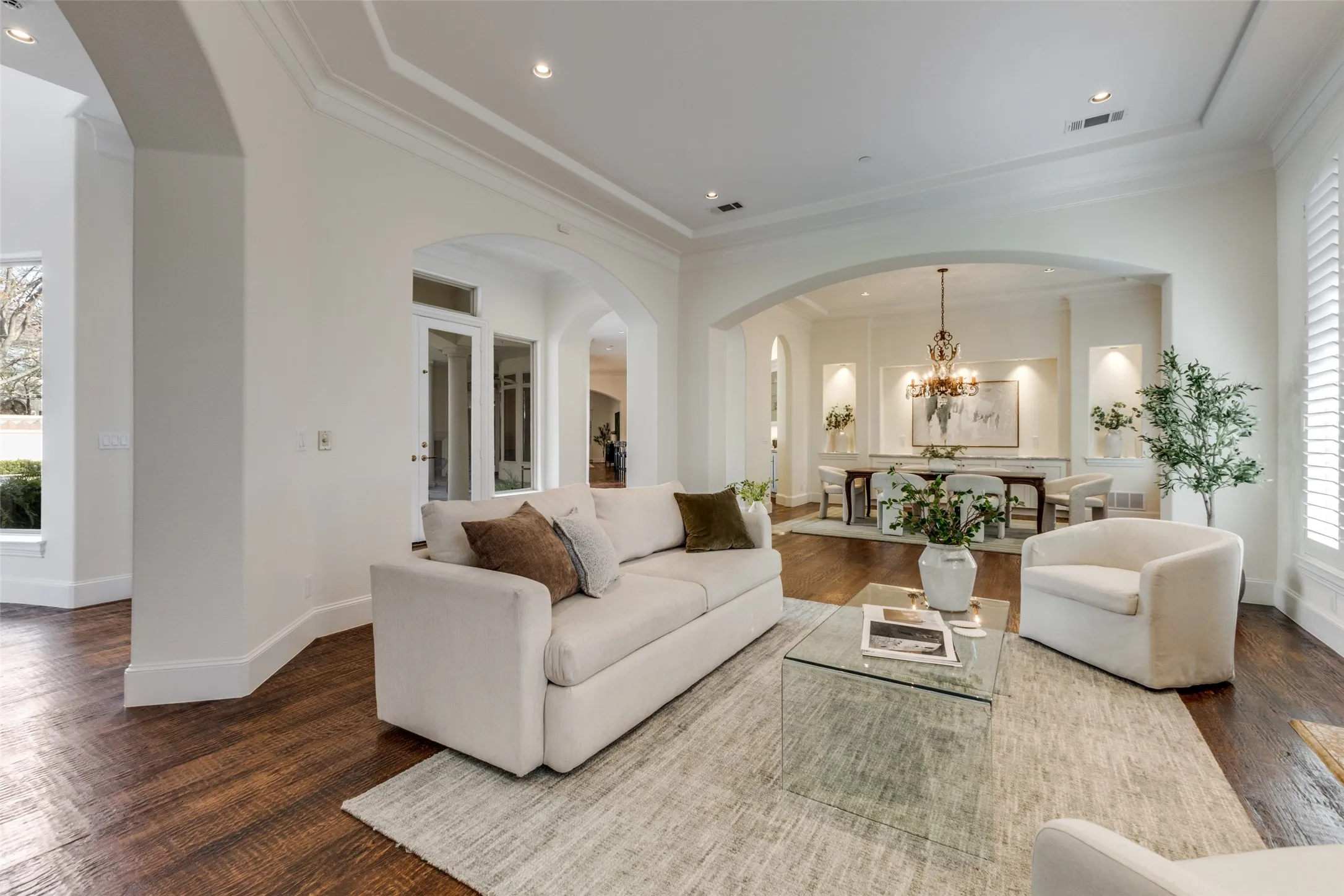 Single Family Residence For Sale in Dallas County , 14828 Bellbrook Drive, Addison, Texas 75254, 3 Bedroom, 5 Bathroom, 3 Garage spaces, 5,186 Sqft, built in 1995, Preowned, mls#21146996, Real Estate Agent in Addison, Homes For Sale in Dallas county, Homes For Sale in Addison, Realtor in Addison Texas, Real Estate Brokerage Independent Realty Texas, Luminita Cordes Realtor
