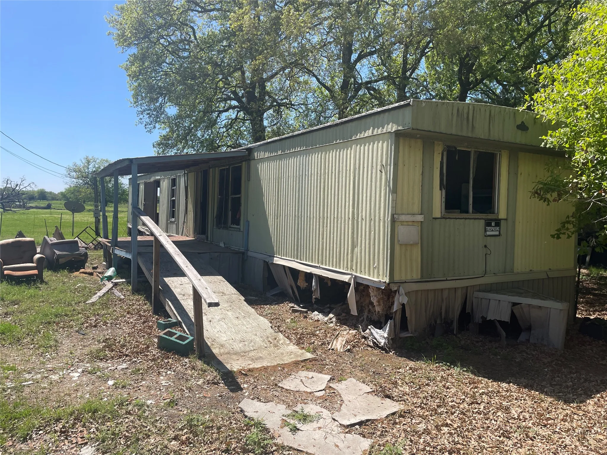 Manufactured Home For Sale in Henderson County , 689 James, Kemp, Texas 75143, 2 Bedrooms, 2 Bathrooms, Garage spaces, 900 Sqft, built in 1976, Preowned, Price $25,000, mls#21154001, Real Estate Agent in Kemp, Homes For Sale in Henderson county, Homes For Sale in Kemp, Realtor in Kemp Texas, Real Estate Brokerage Independent Realty Texas, Luminita Cordes Realtor