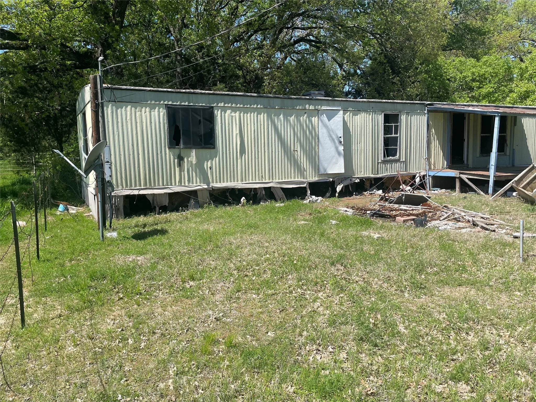 Manufactured Home For Sale in Henderson County , 689 James, Kemp, Texas 75143, 2 Bedrooms, 2 Bathrooms, Garage spaces, 900 Sqft, built in 1976, Preowned, Price $25,000, mls#21154001, Real Estate Agent in Kemp, Homes For Sale in Henderson county, Homes For Sale in Kemp, Realtor in Kemp Texas, Real Estate Brokerage Independent Realty Texas, Luminita Cordes Realtor