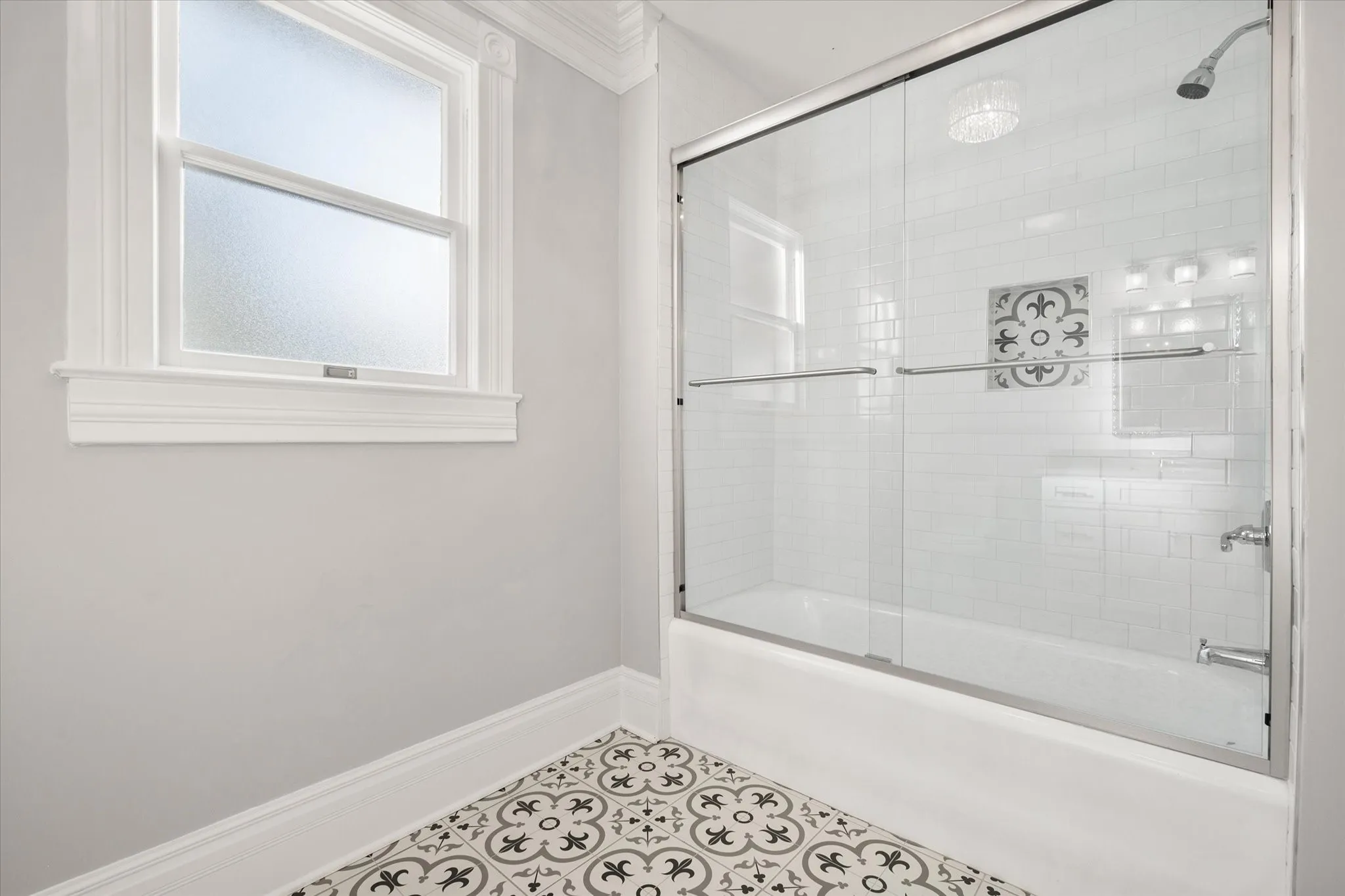 2nd floor tub/shower