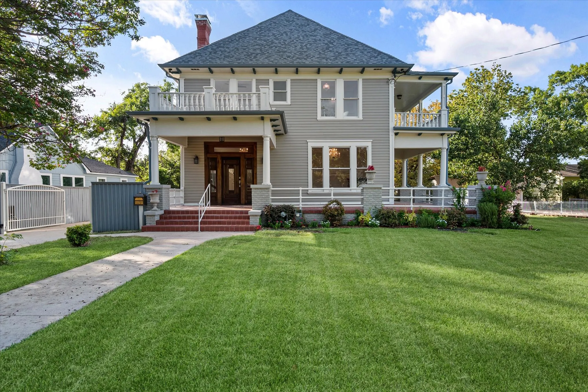 Single Family Residence For Sale in Navarro County , 1020 W 3rd Avenue, Corsicana, Texas 75110, 4 Bedrooms, 4 Bathrooms, 2 Garage spaces, 3,549 Sqft, built in 1910, Preowned, Price $540,000, mls#21151549, Real Estate Agent in Corsicana, Homes For Sale in Navarro county, Homes For Sale in Corsicana, Realtor in Corsicana Texas, Real Estate Brokerage Independent Realty Texas, Luminita Cordes Realtor