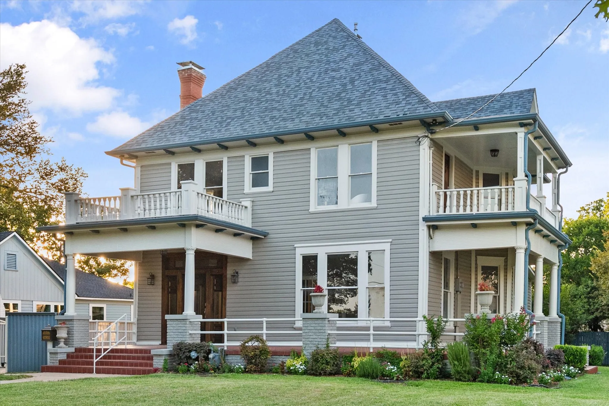 Single Family Residence For Sale in Navarro County , 1020 W 3rd Avenue, Corsicana, Texas 75110, 4 Bedrooms, 4 Bathrooms, 2 Garage spaces, 3,549 Sqft, built in 1910, Preowned, Price $540,000, mls#21151549, Real Estate Agent in Corsicana, Homes For Sale in Navarro county, Homes For Sale in Corsicana, Realtor in Corsicana Texas, Real Estate Brokerage Independent Realty Texas, Luminita Cordes Realtor