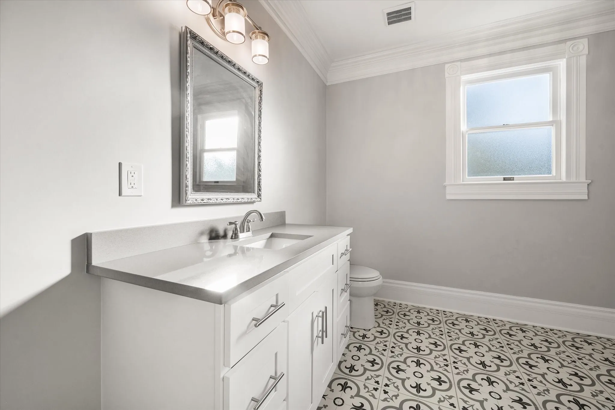 Upstairs bathroom with tub/shower